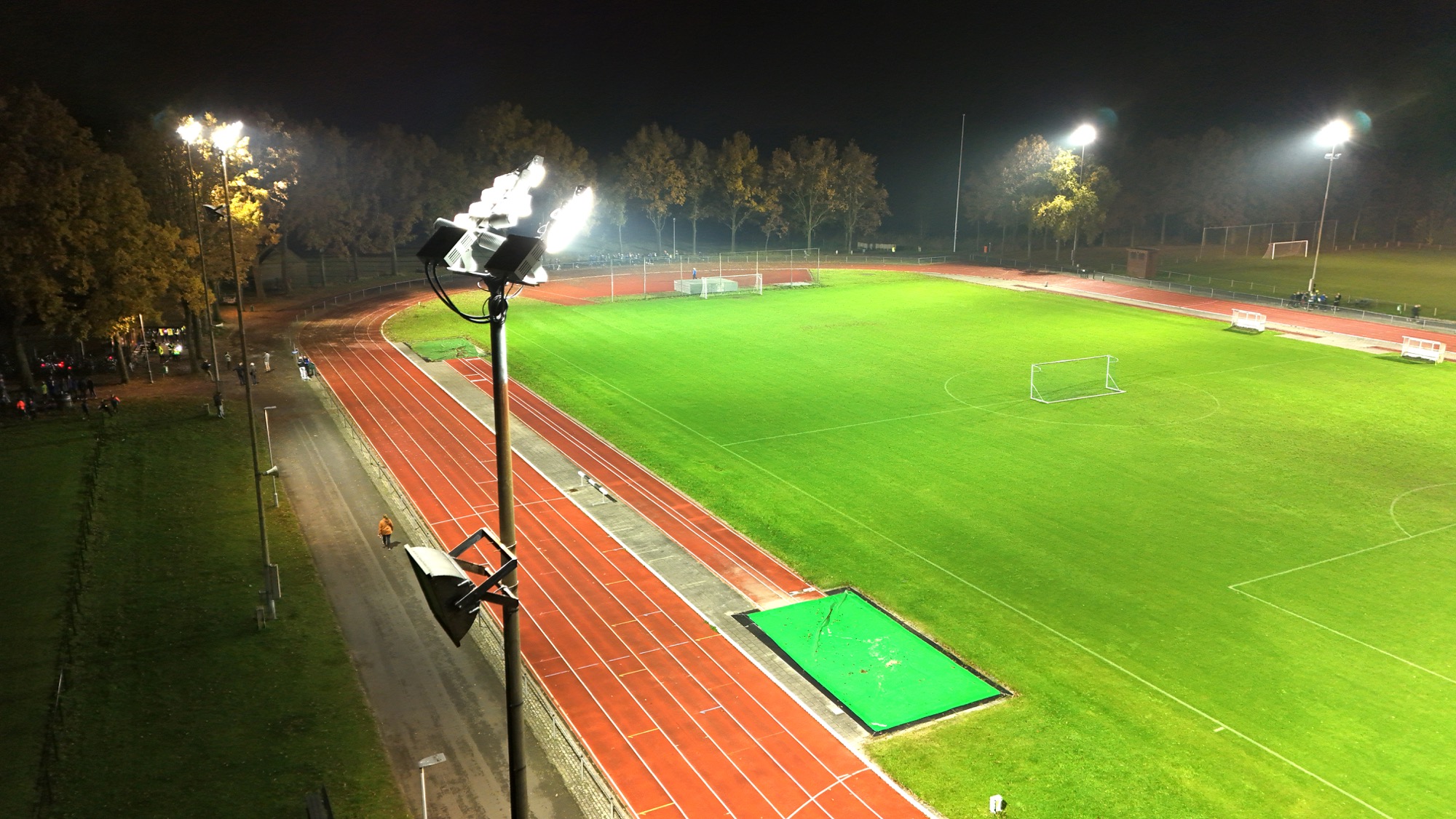 Lichtmast langs de atletiekpiste en het hoofdveld