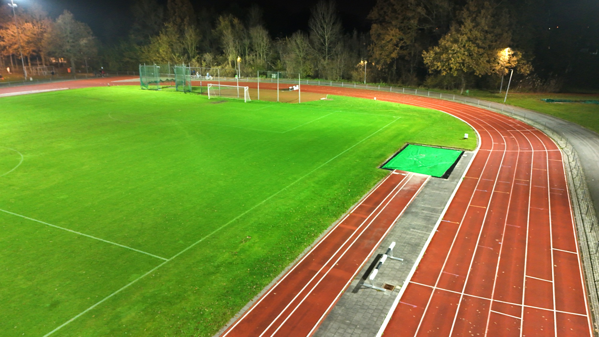 Bocht van de atletiekpiste onder de nieuwe verlichting