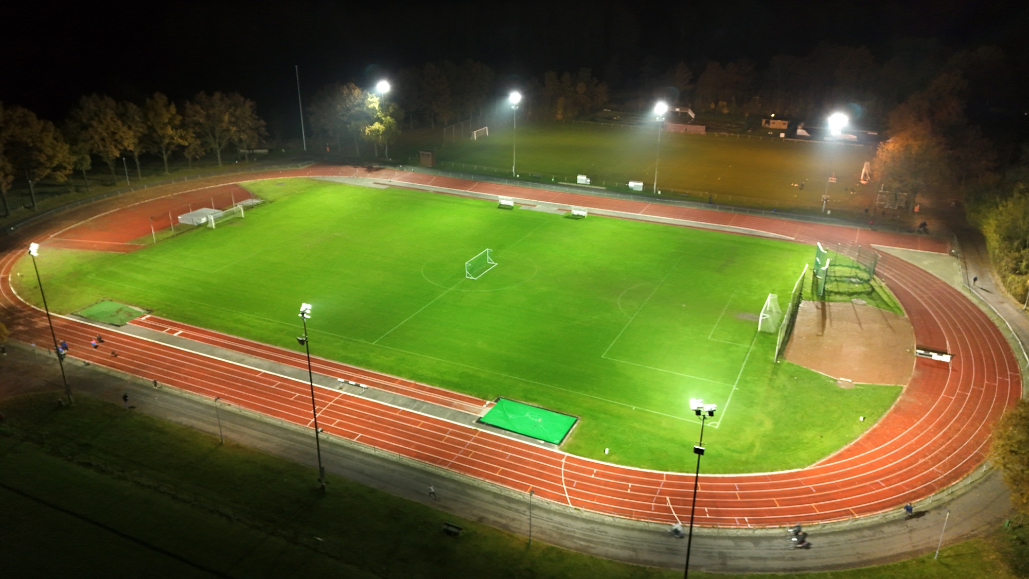 Breed overzicht van het verlichte sportterrein