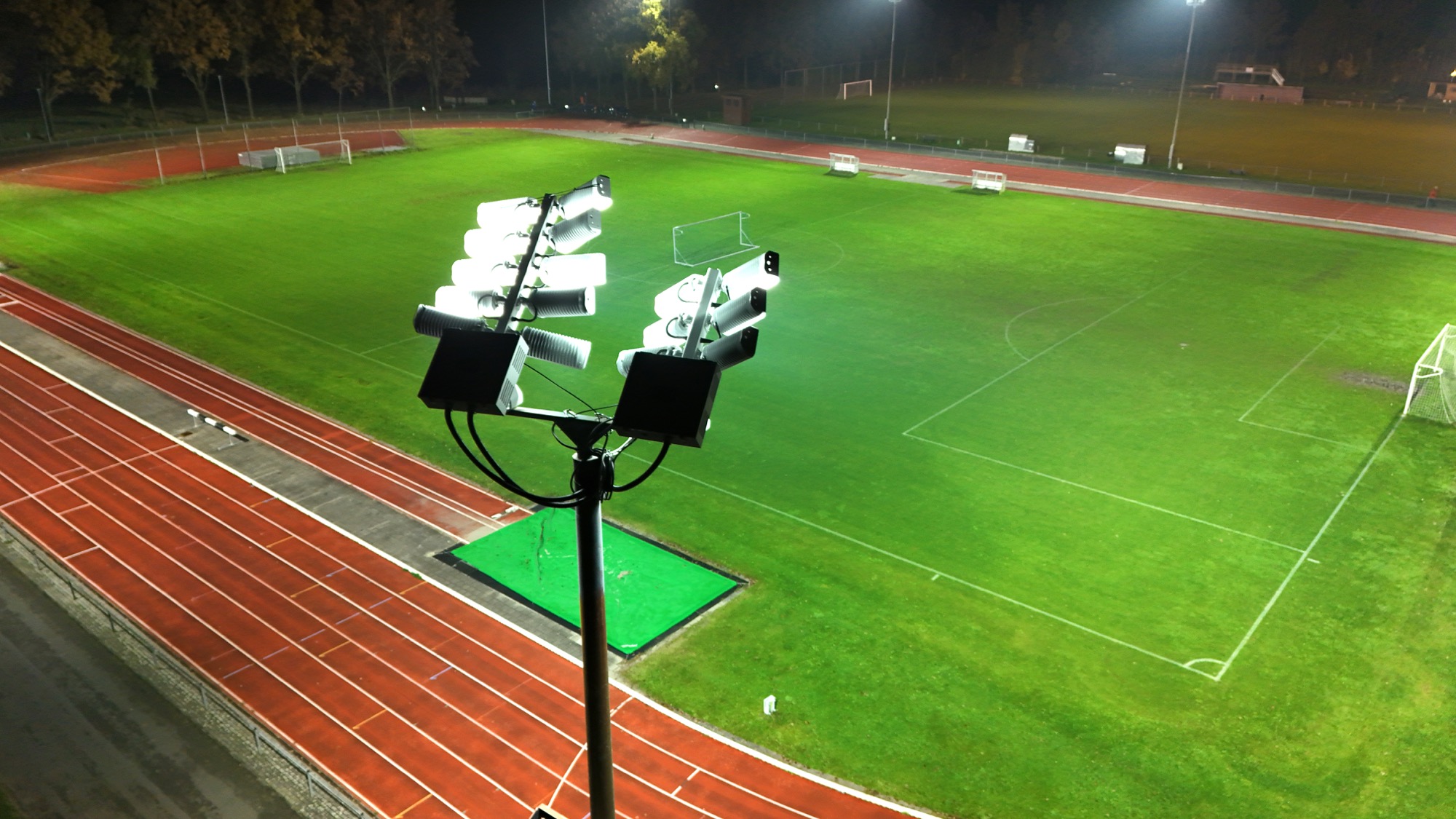 LED-armaturen boven het voetbalveld en de atletiekpiste