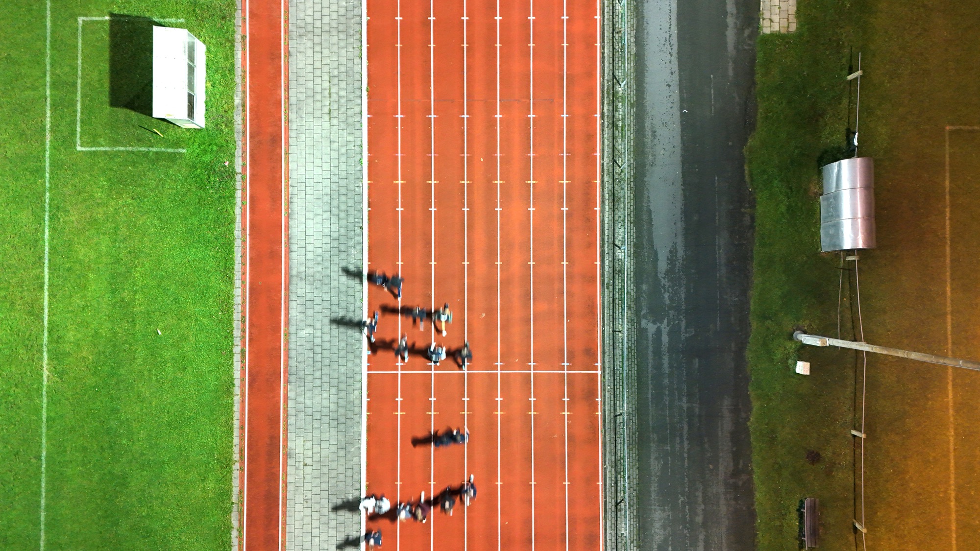 Atleten op de verlichte sprintbaan vanuit de lucht
