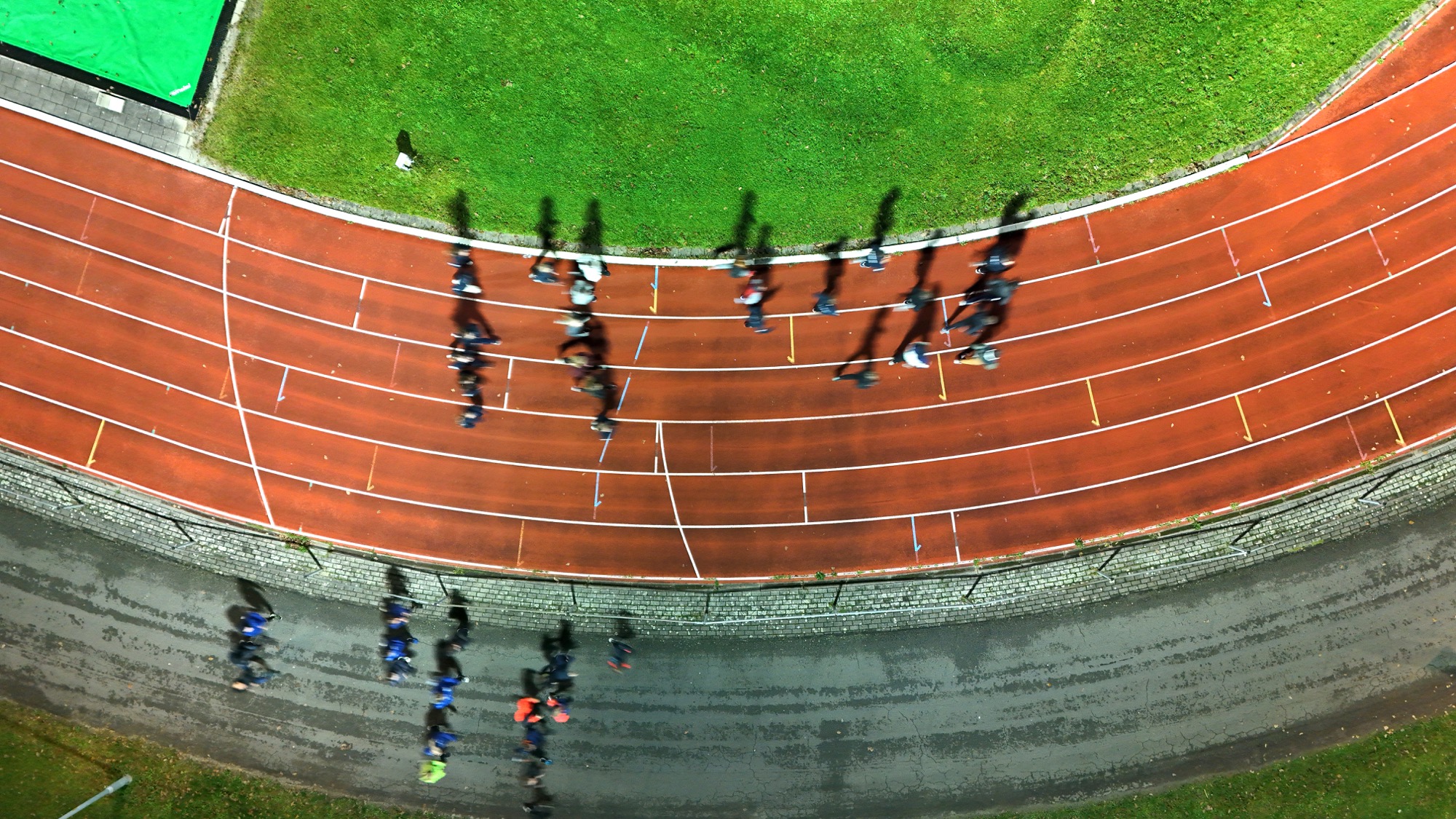 Training op de atletiekbaan onder LED-verlichting