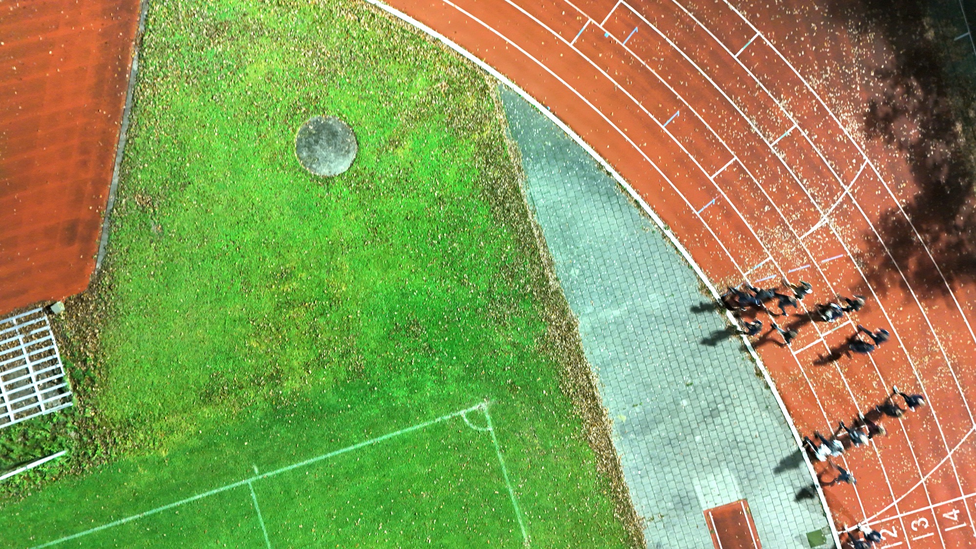 Lopers op de verlichte atletiekbaan in Bornem