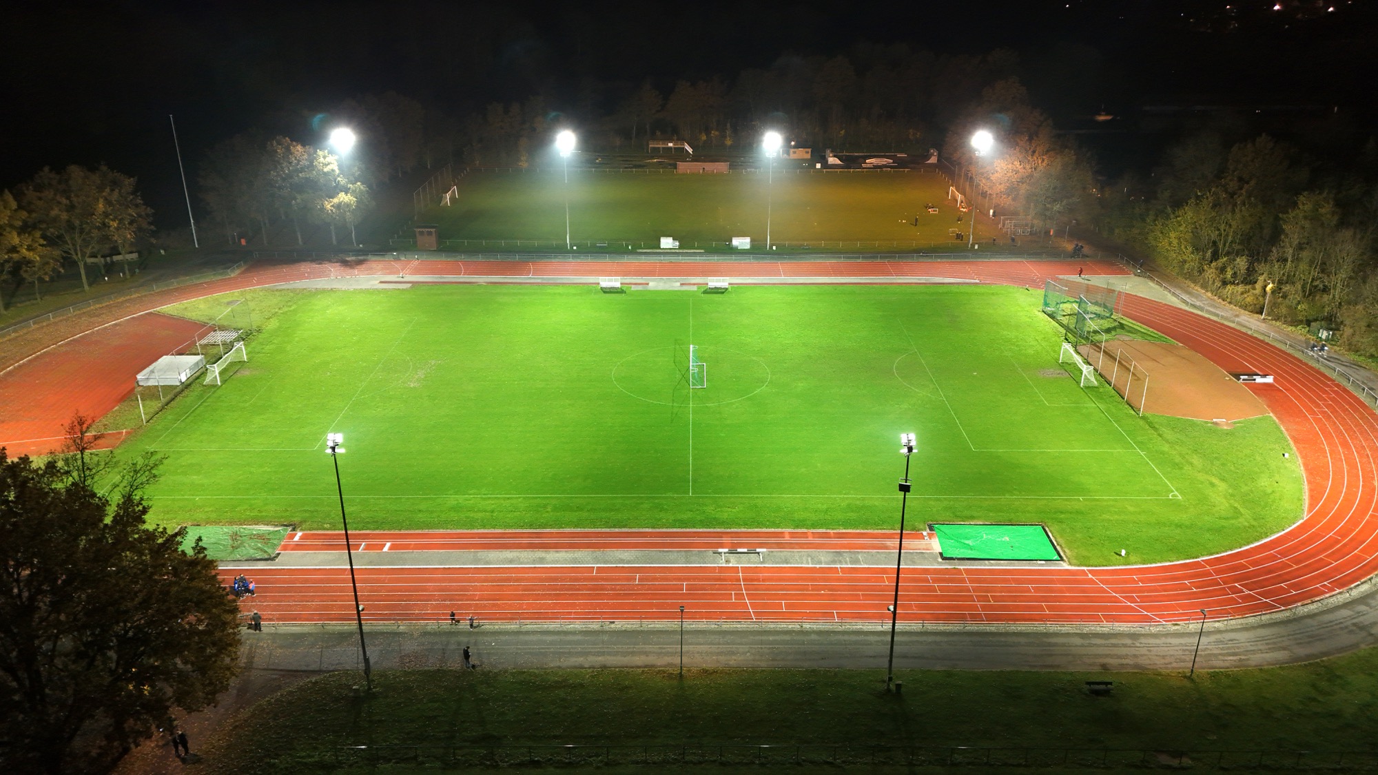 Avondzicht over het sportcomplex en de omliggende velden