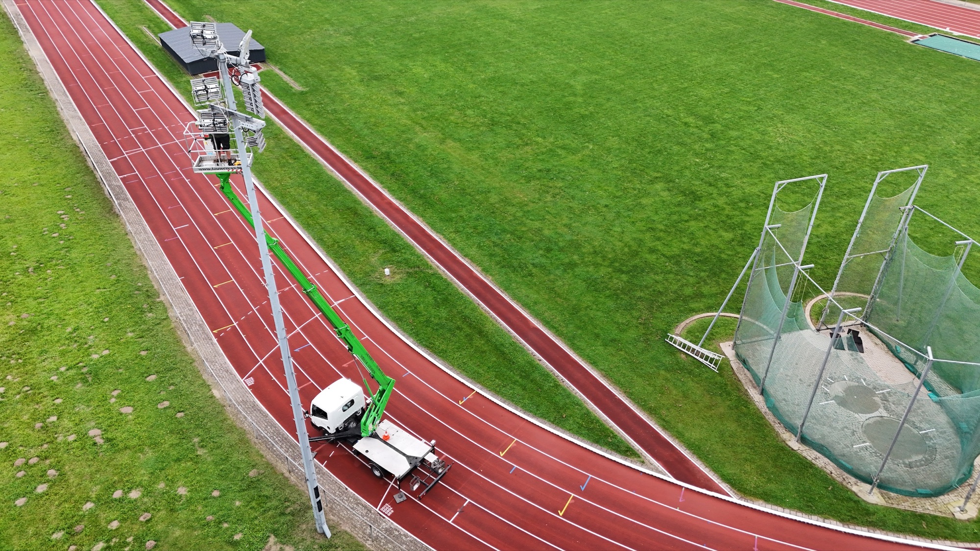 Hoogwerker bij de lichtmast aan het Netestadion