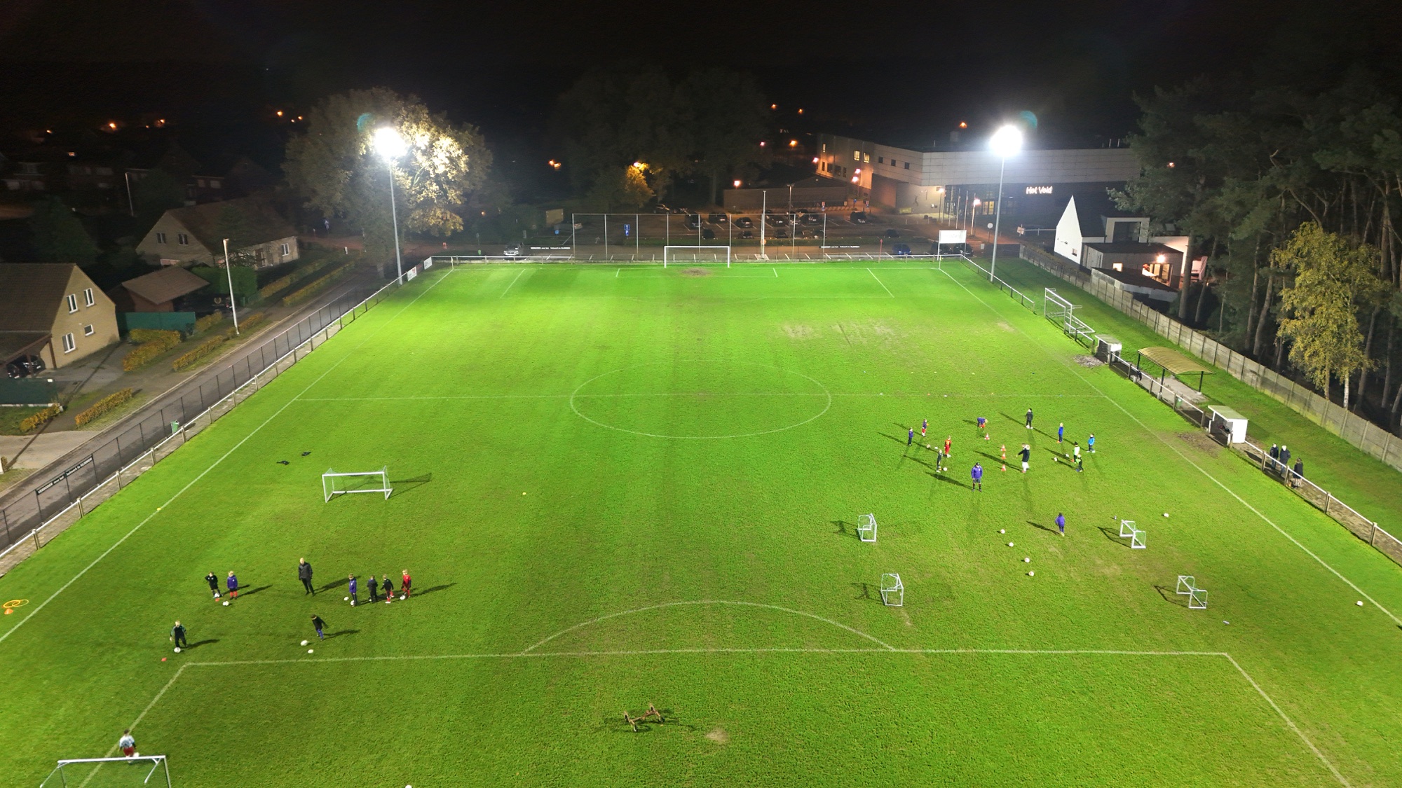 Breed overzicht van het verlichte voetbalterrein