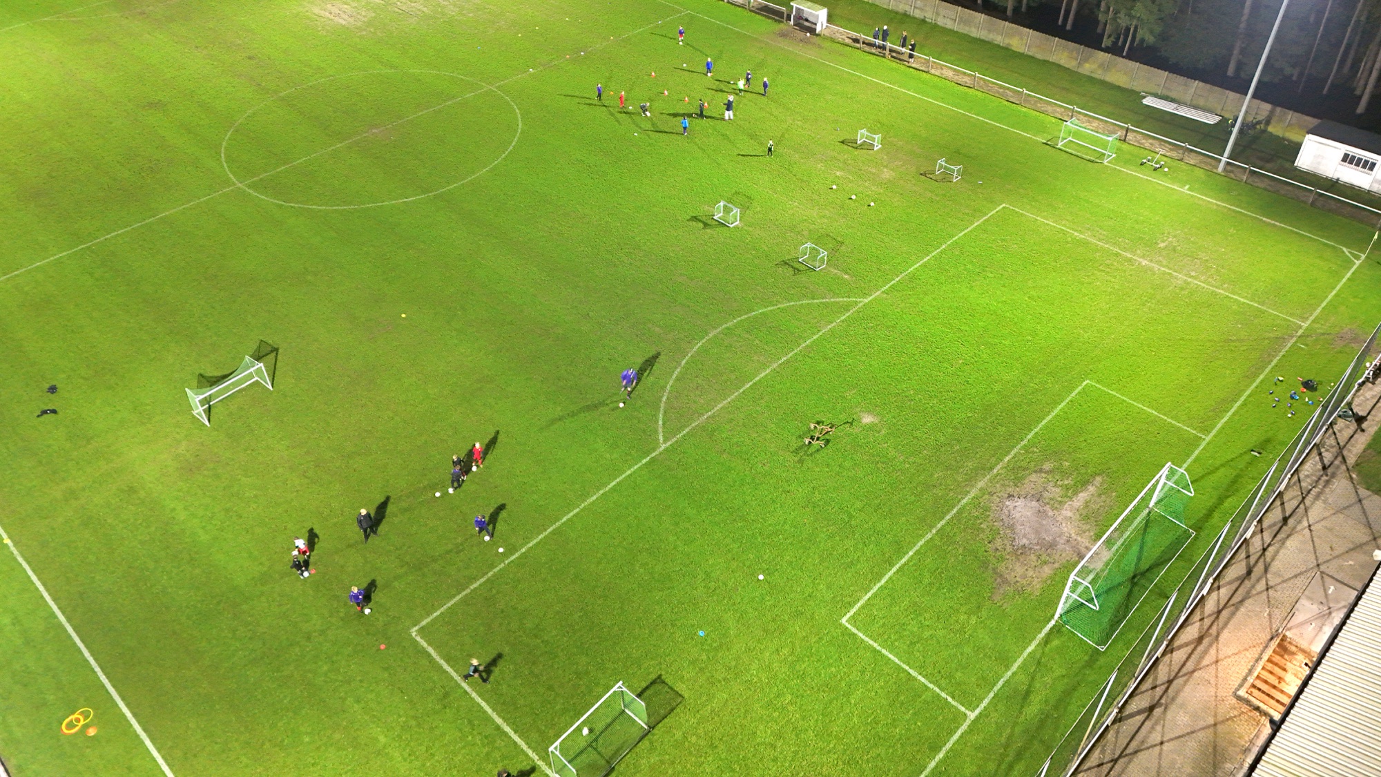 Jeugdtraining op het verlichte terrein van K. Zandhoven SK