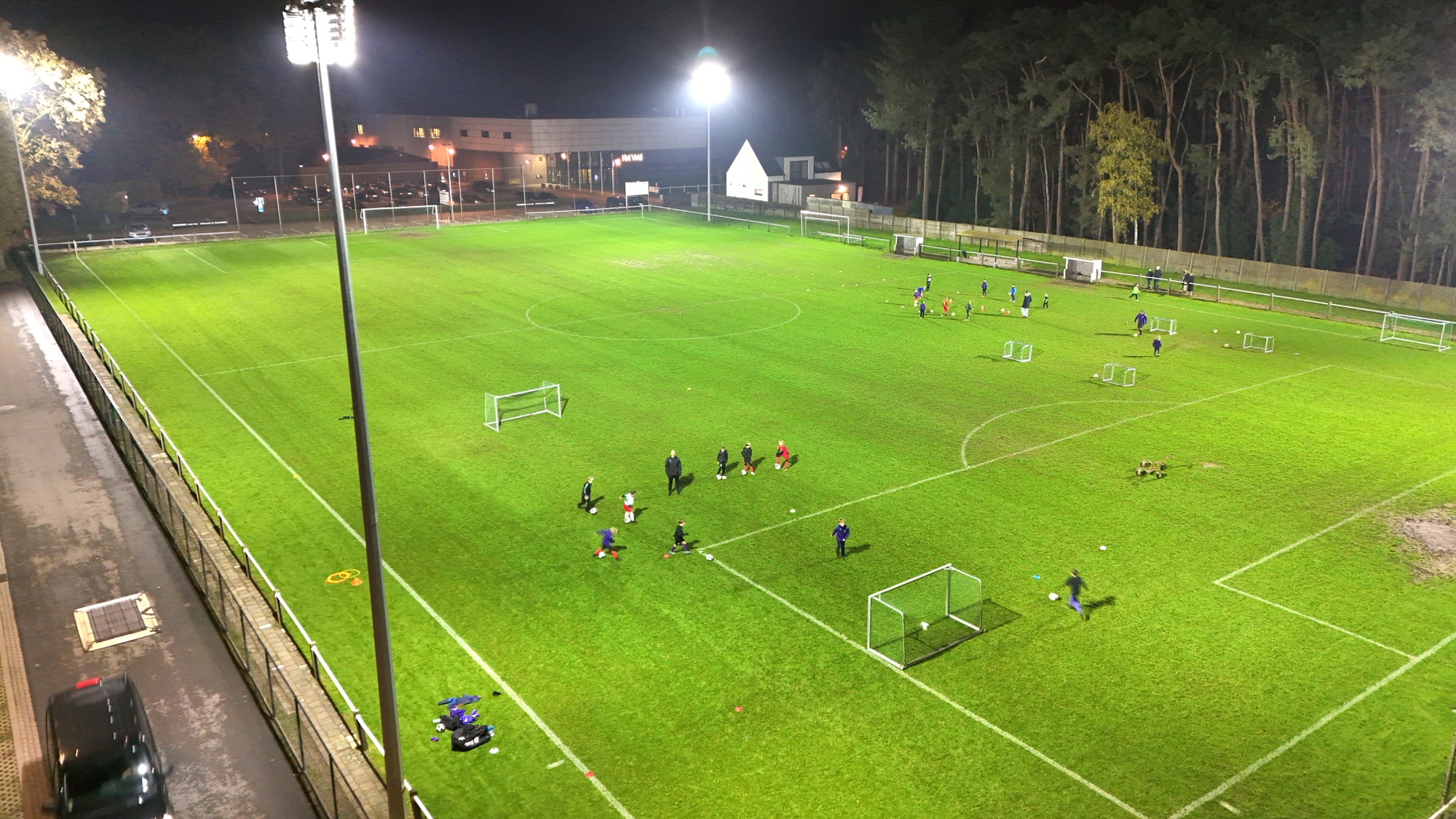 Spelers trainen onder de nieuwe LED-installatie