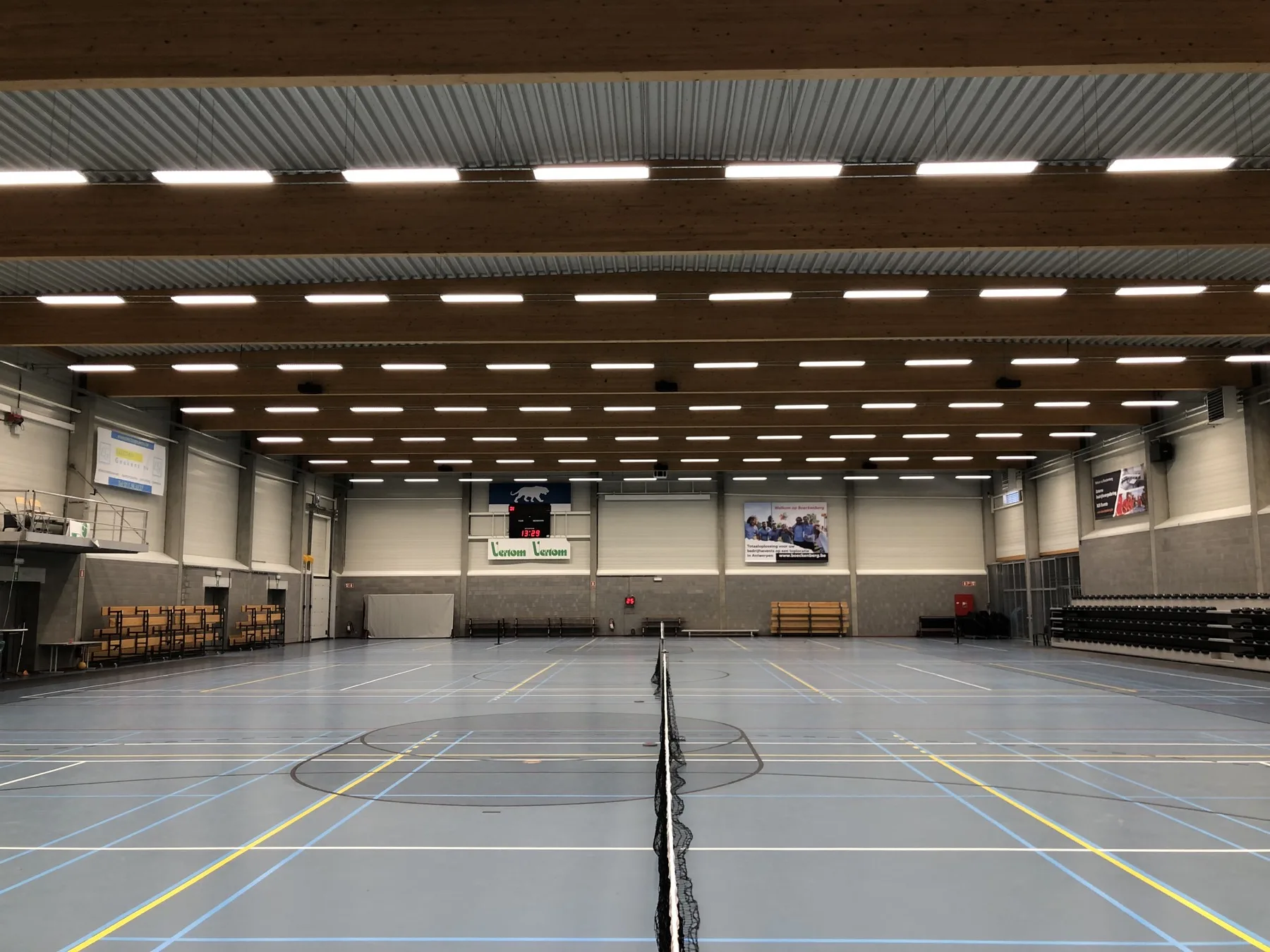 Speelveld en LED-verlichting in Boeckenberg Sporthal in Deurne