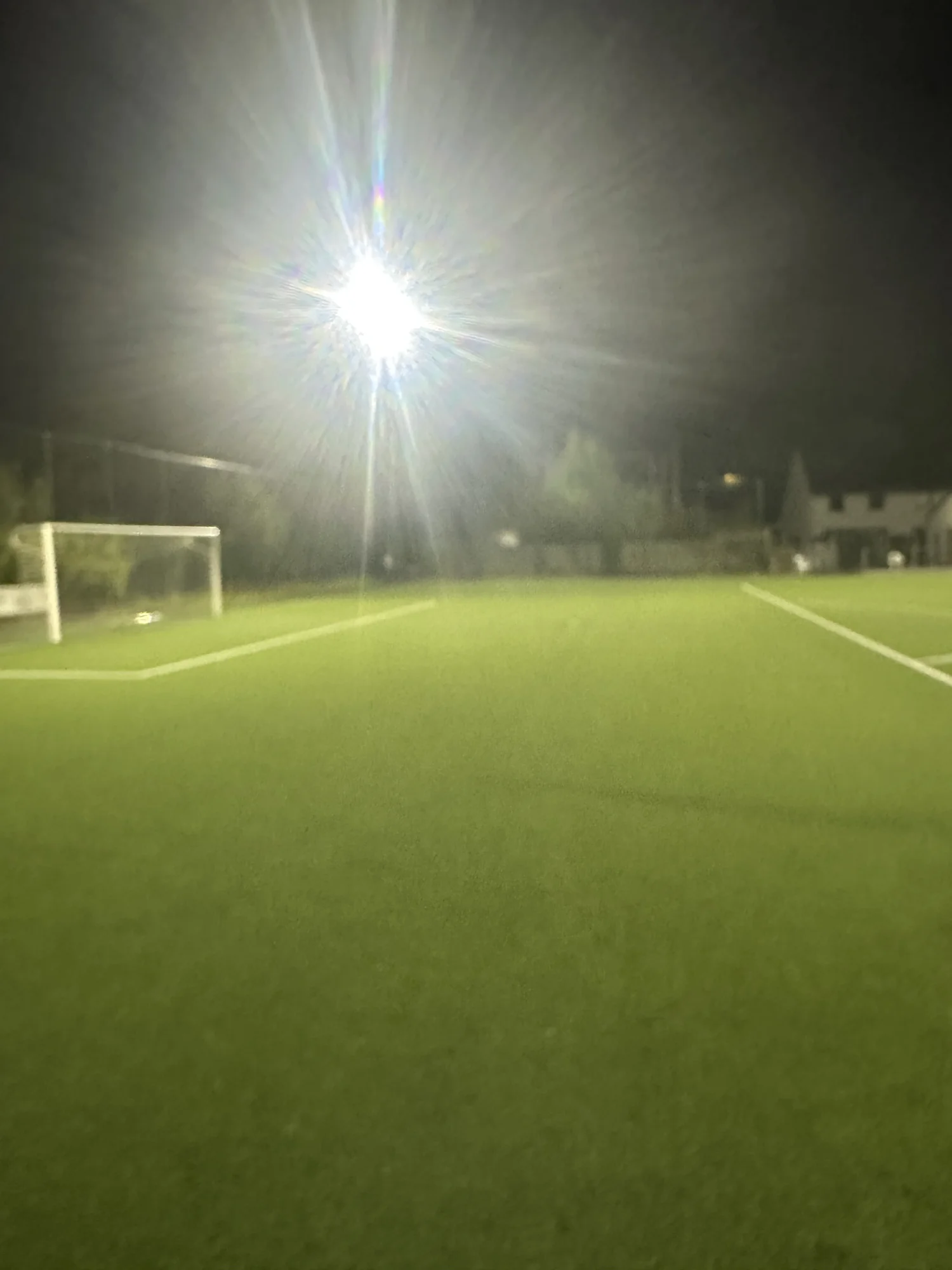 LED-lichtmast langs het voetbalveld van ESA Bottelare