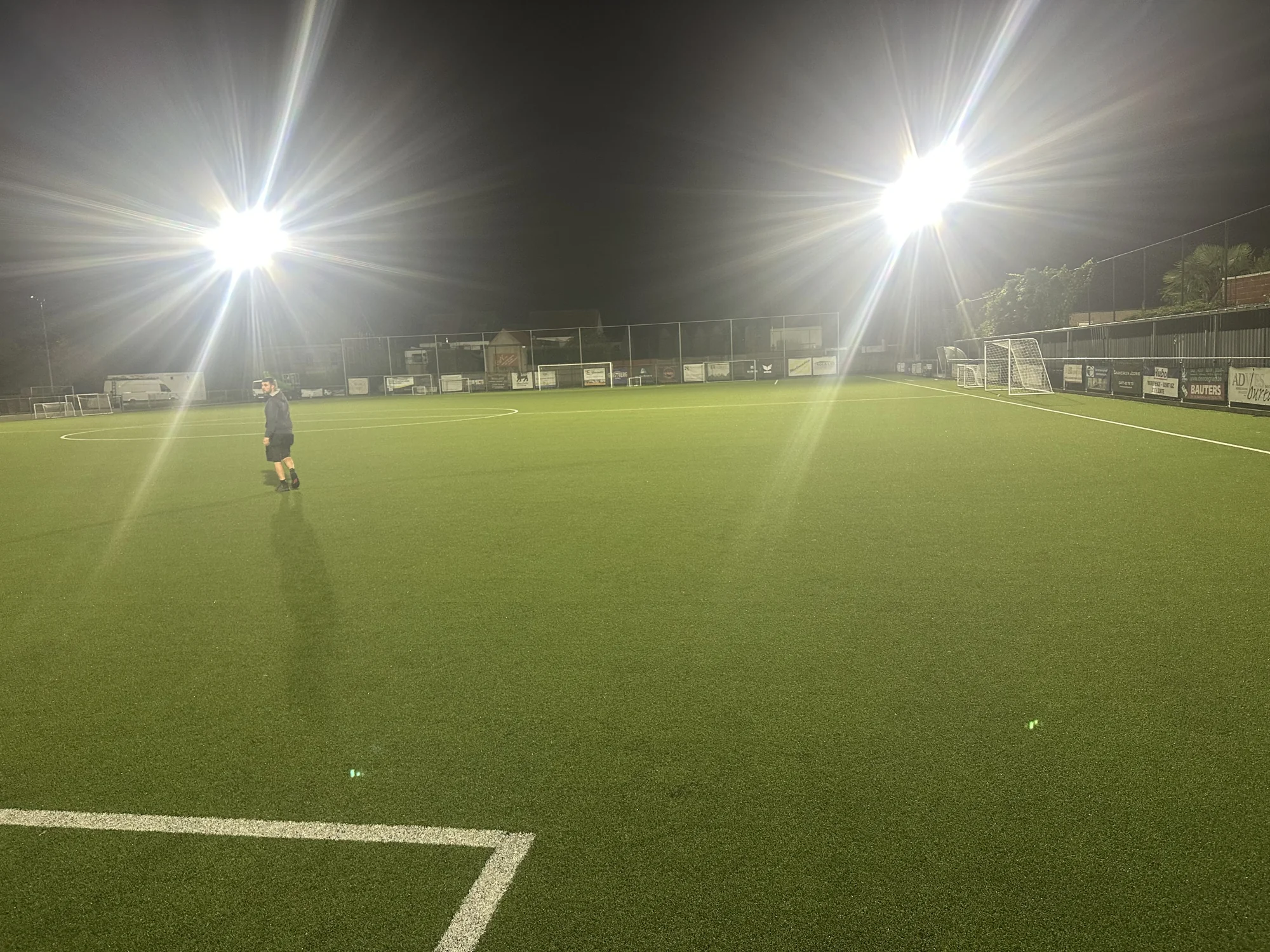 Het A-terrein van ESA Bottelare met de nieuwe LED-verlichting bij avond