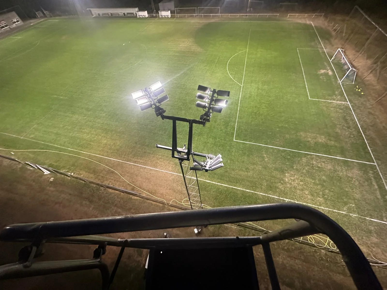 Het verlichte hoofdveld vanuit de hoogte bij FC Briel