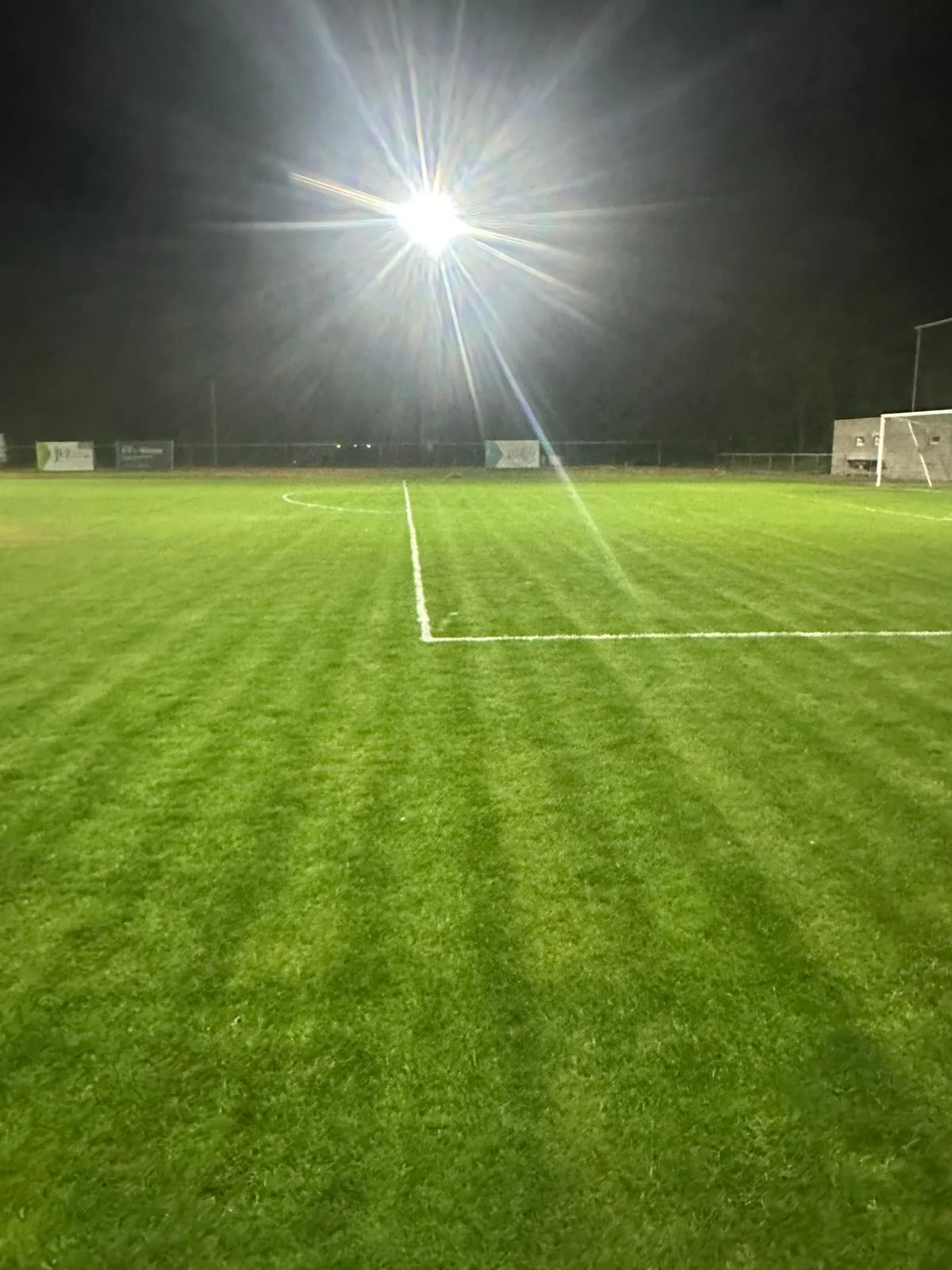 De nieuwe verlichting vanaf het speelveld bij FC Briel