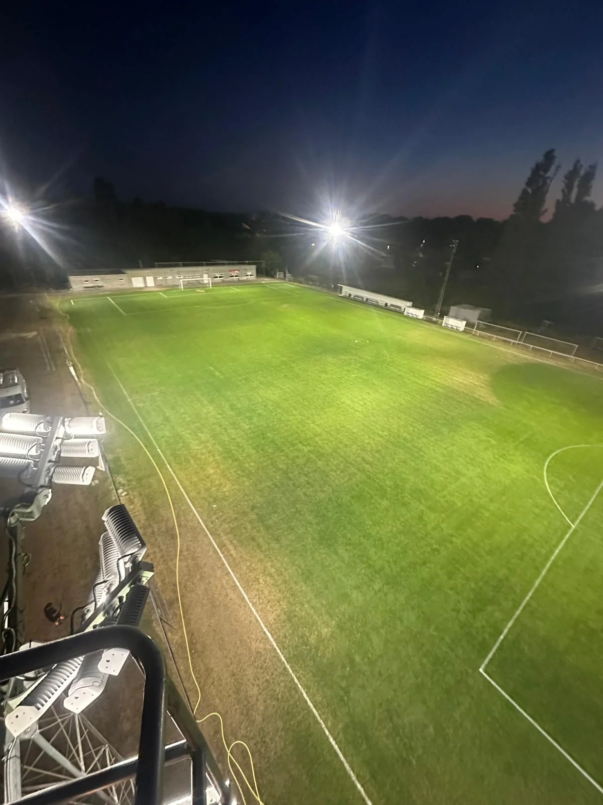 Overzicht van het hoofdveld en de lichtmasten bij FC Briel