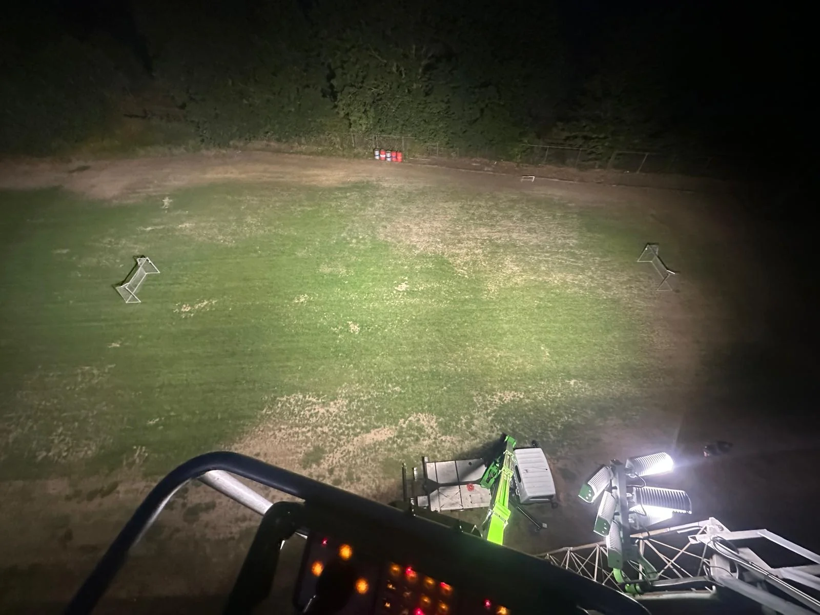 Het afzonderlijke trainingsveld bij avond bij FC Briel