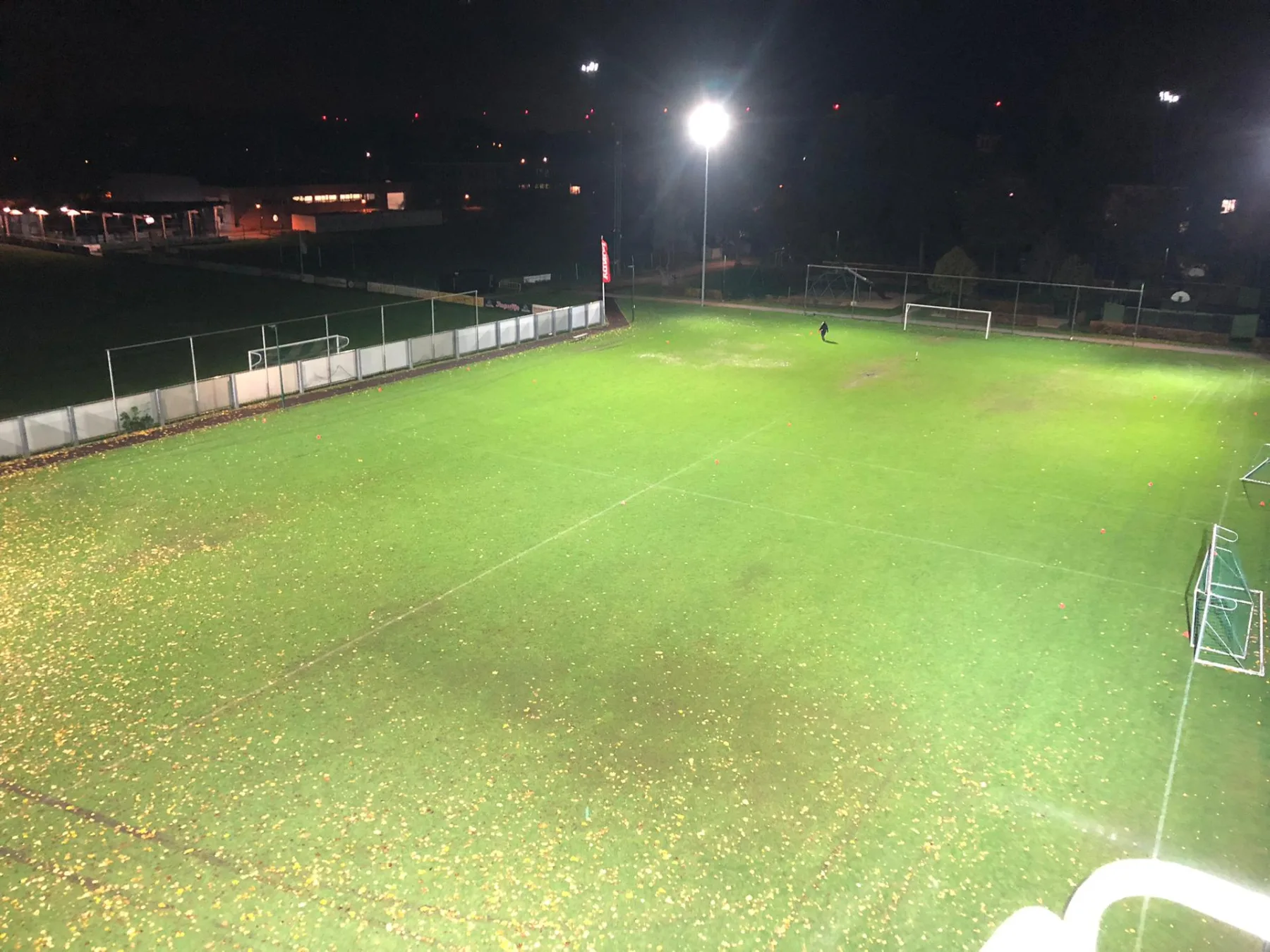Uitvoering van de nieuwe terreinverlichting bij FC Lembeke-Kaprijke