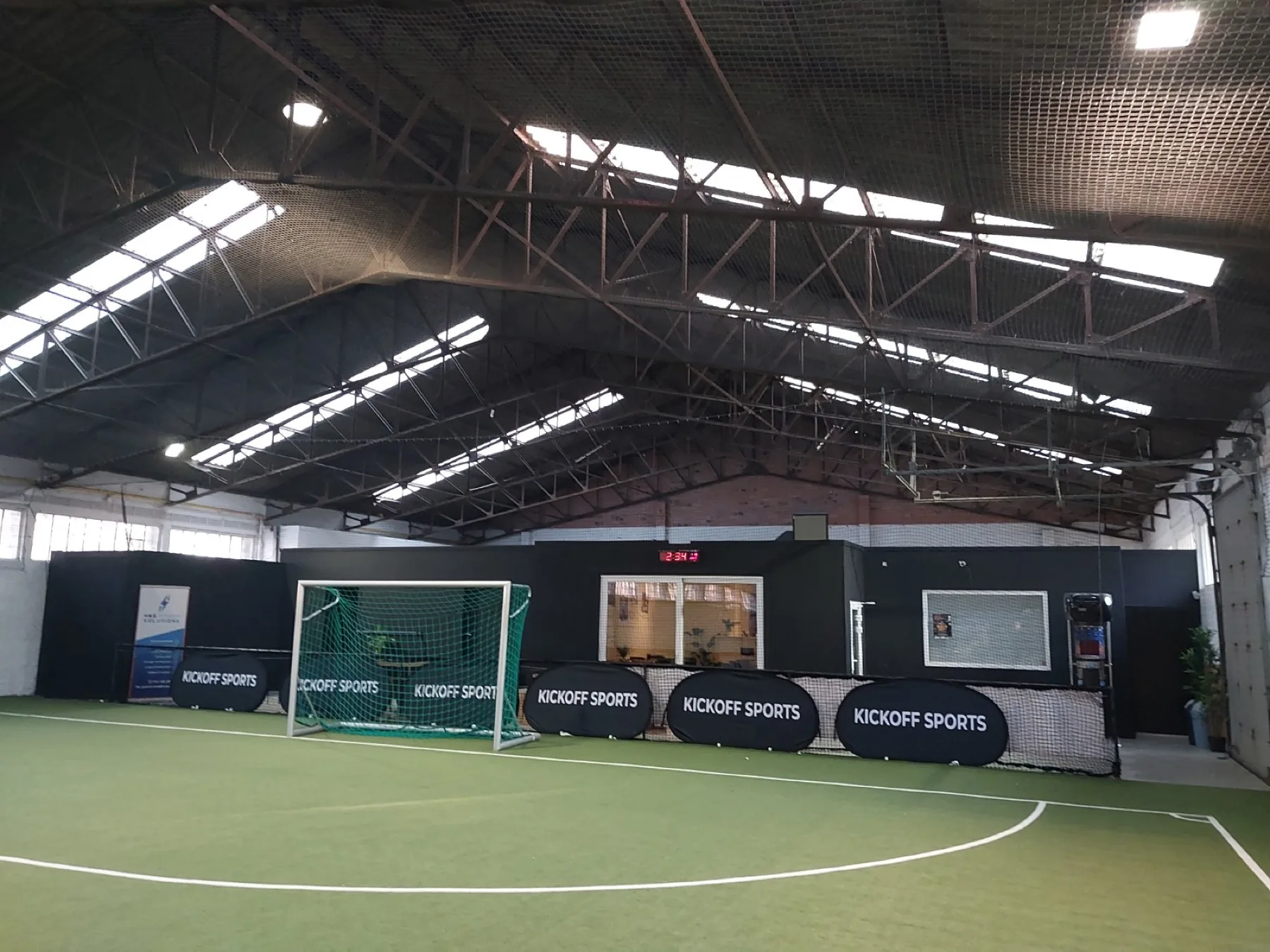 Infrastructuur bij Hangar 44 · Kick Off Sports
