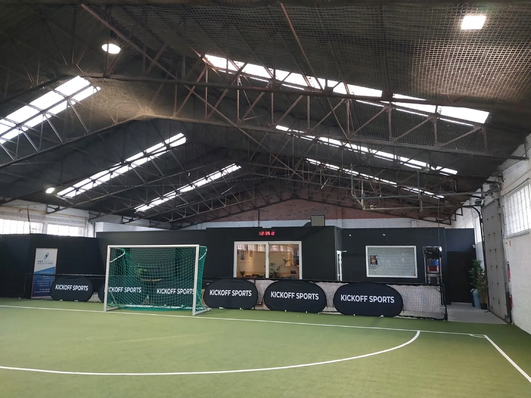 Sportlocatie bij Hangar 44 · Kick Off Sports