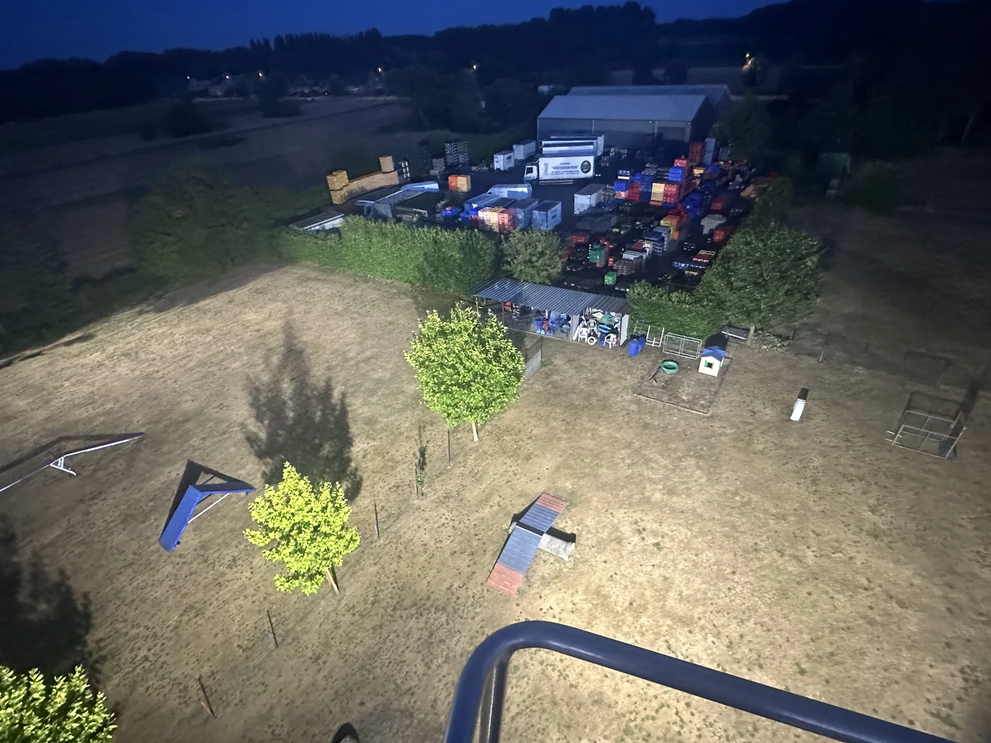 Het verlichte oefenterrein vanuit de hoogte bij Hondenschool Filos Moerbeke