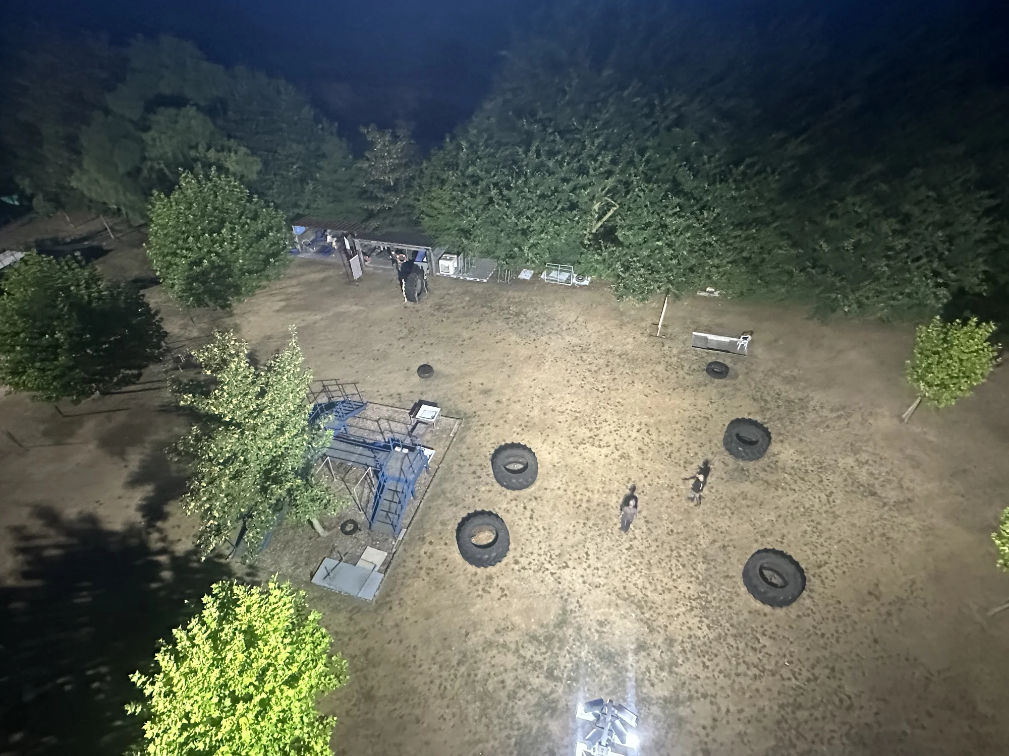 De verlichte trainingszones en toestellen bij Hondenschool Filos Moerbeke