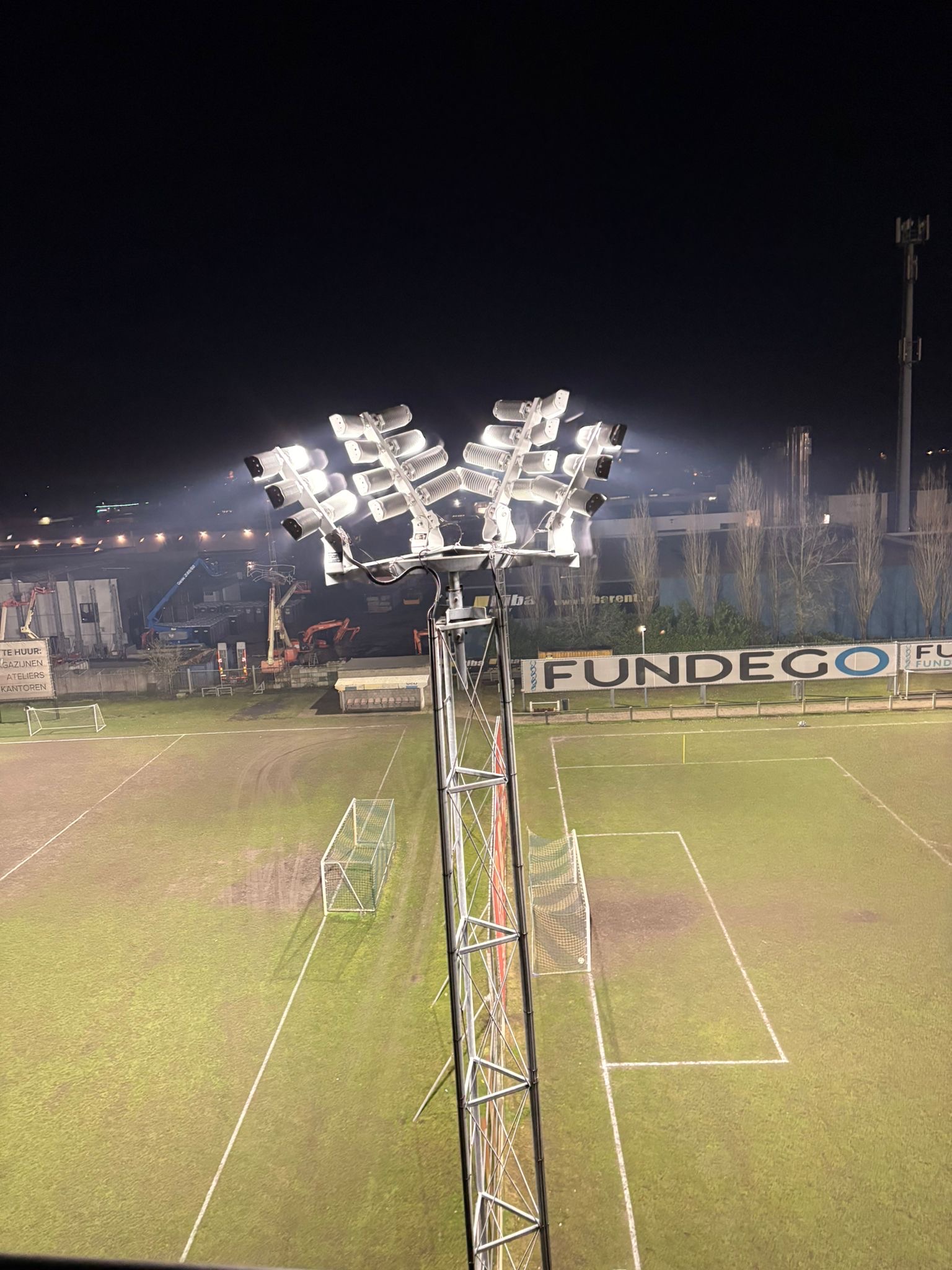 LED-armaturen op een verlichtingsmast bij K. Brecht SK