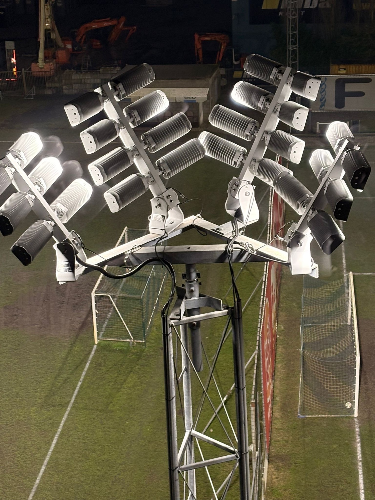 Detail van de armaturen bovenaan de lichtmast bij K. Brecht SK