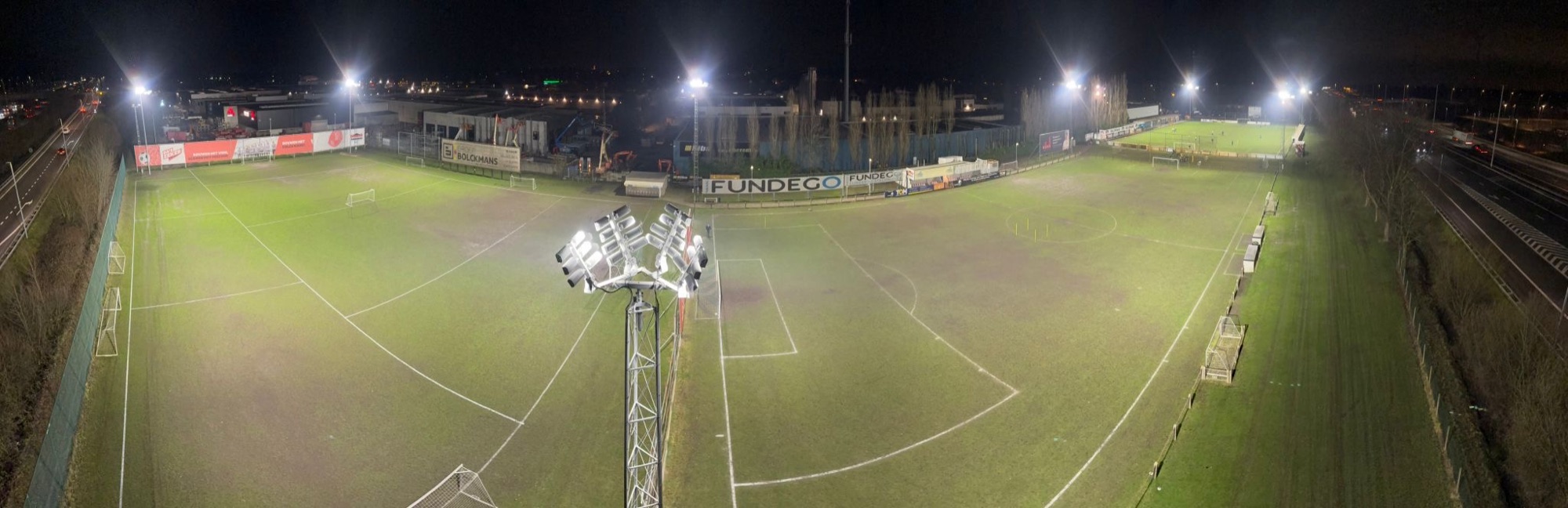 Panoramisch avondzicht over de voetbalterreinen bij K. Brecht SK