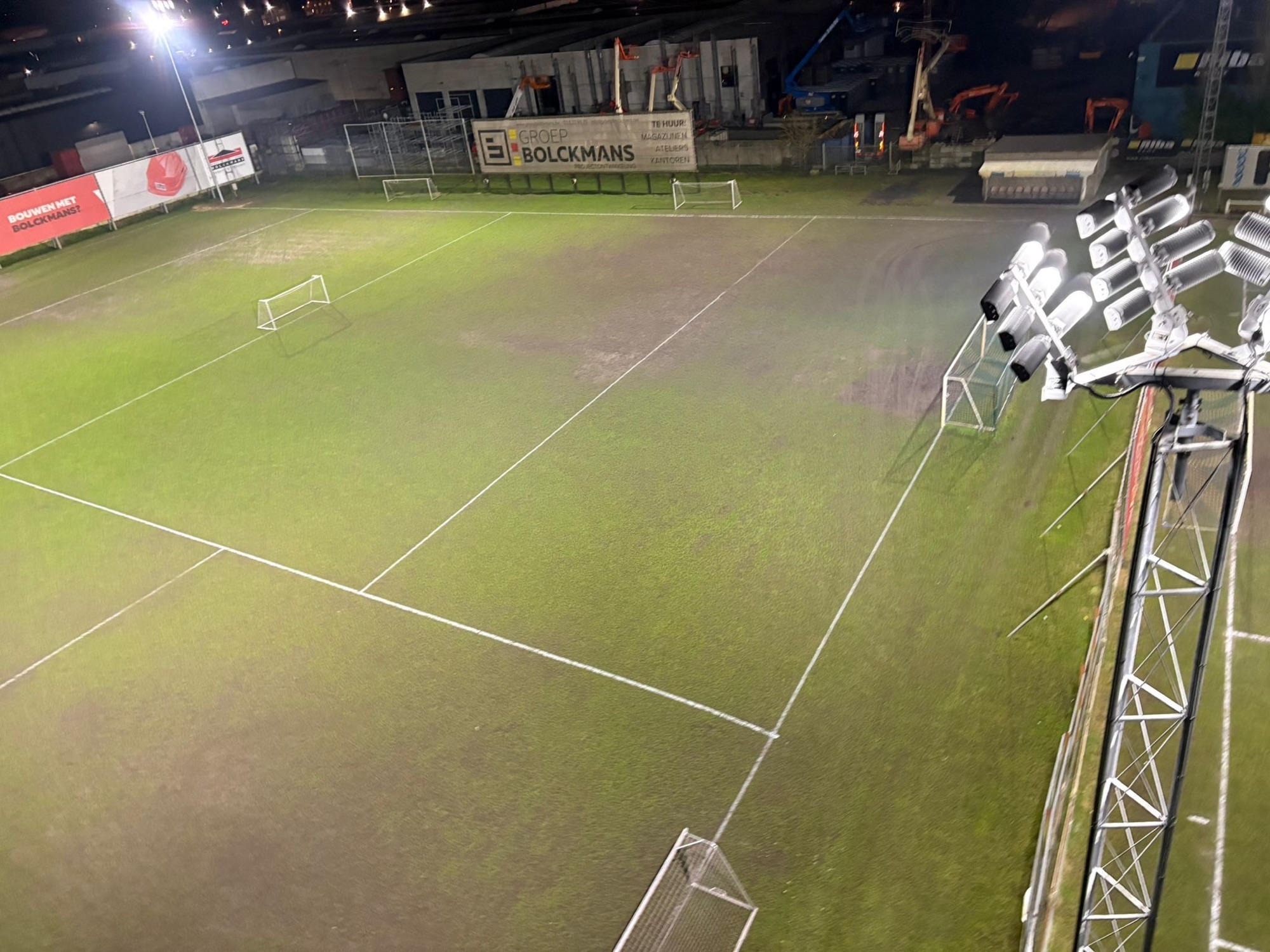 Verlicht veld en lichtmast van dichtbij bij K. Brecht SK