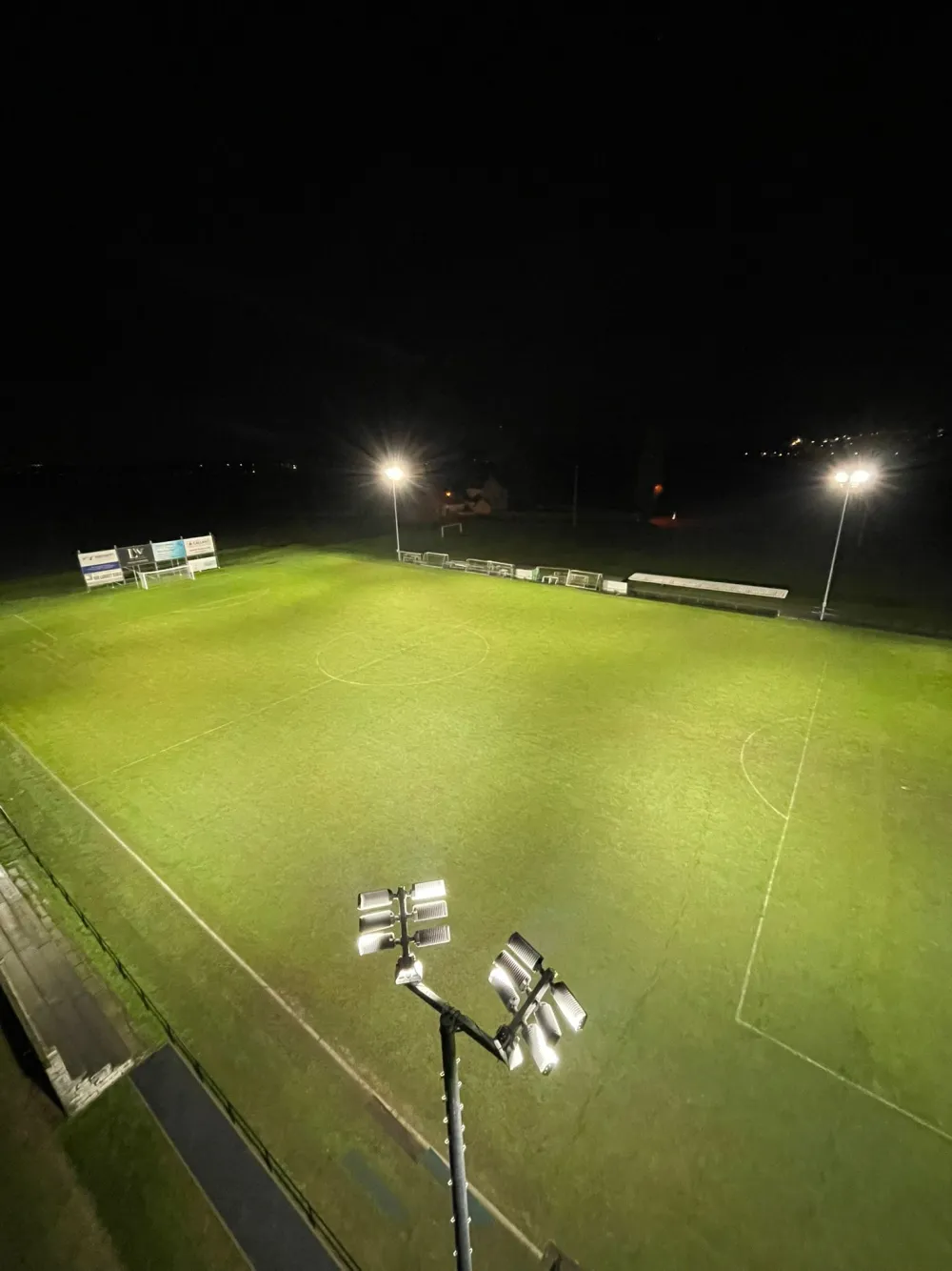 Armaturen en verlicht voetbalveld bij KVC Eendracht Deftinge
