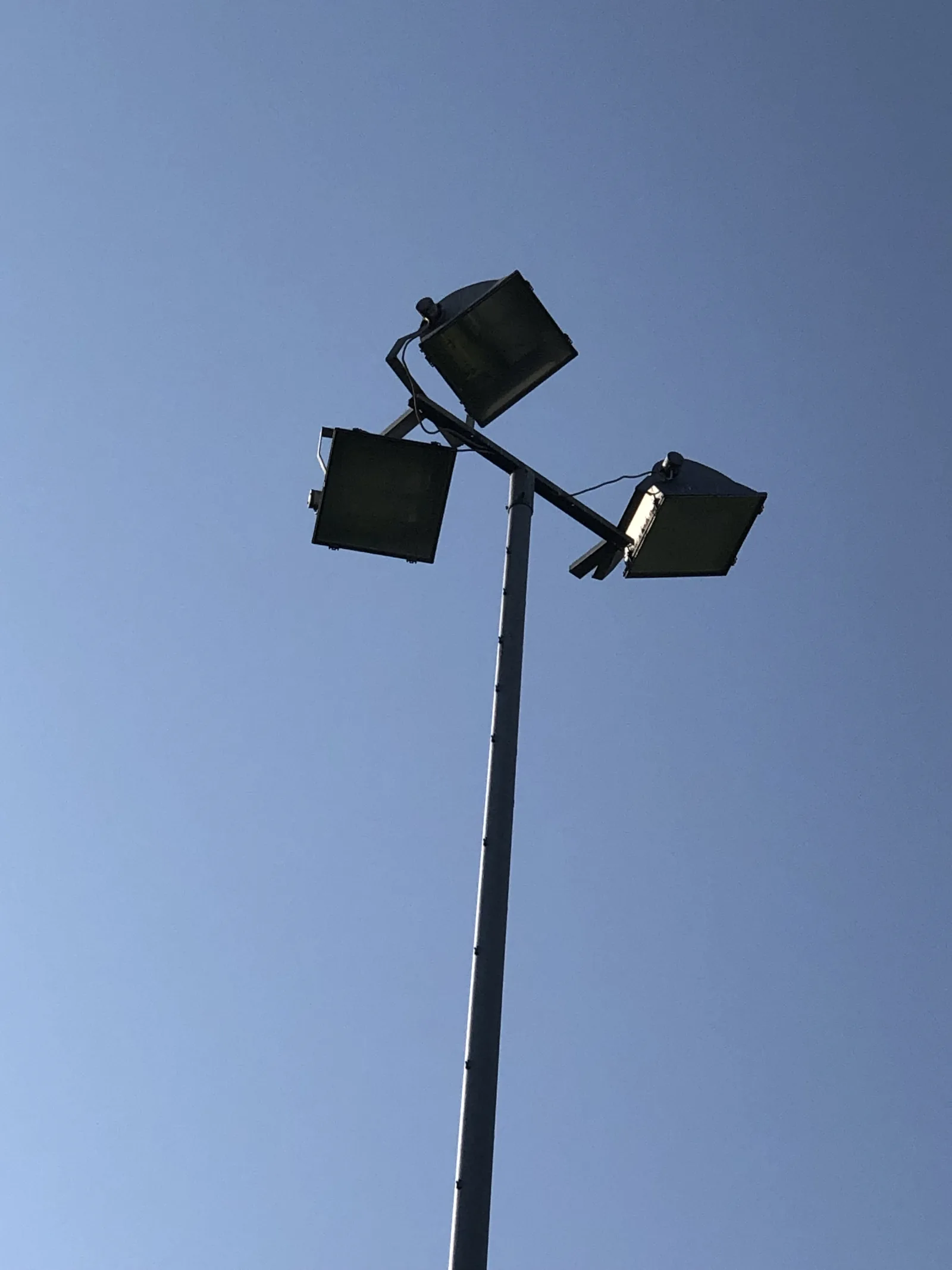 Uitvoering van de nieuwe terreinverlichting bij KVC Houtem-Oplinter