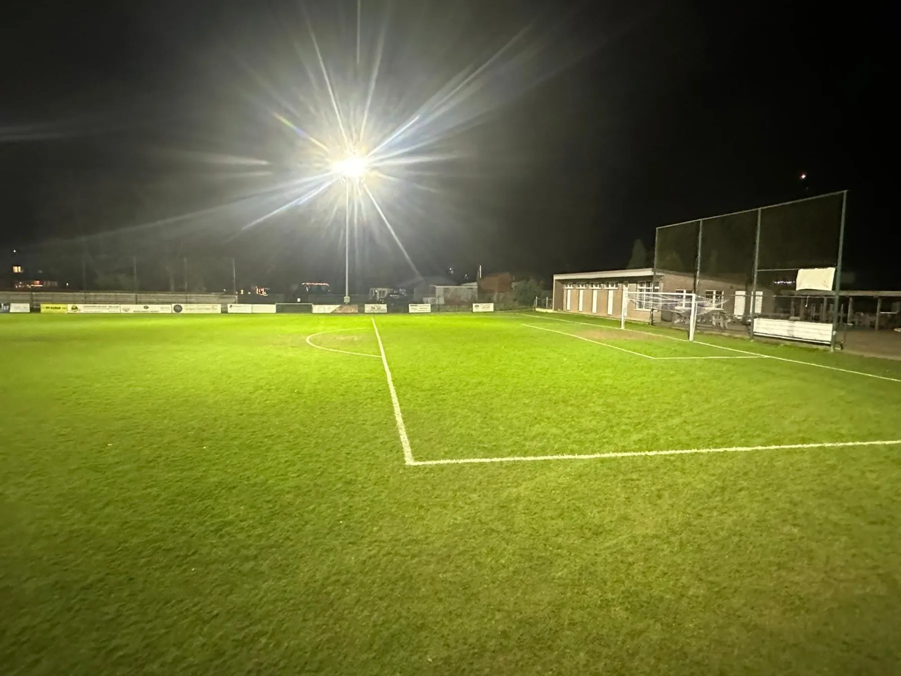 Uitvoering van de nieuwe terreinverlichting bij KVC Langdorp