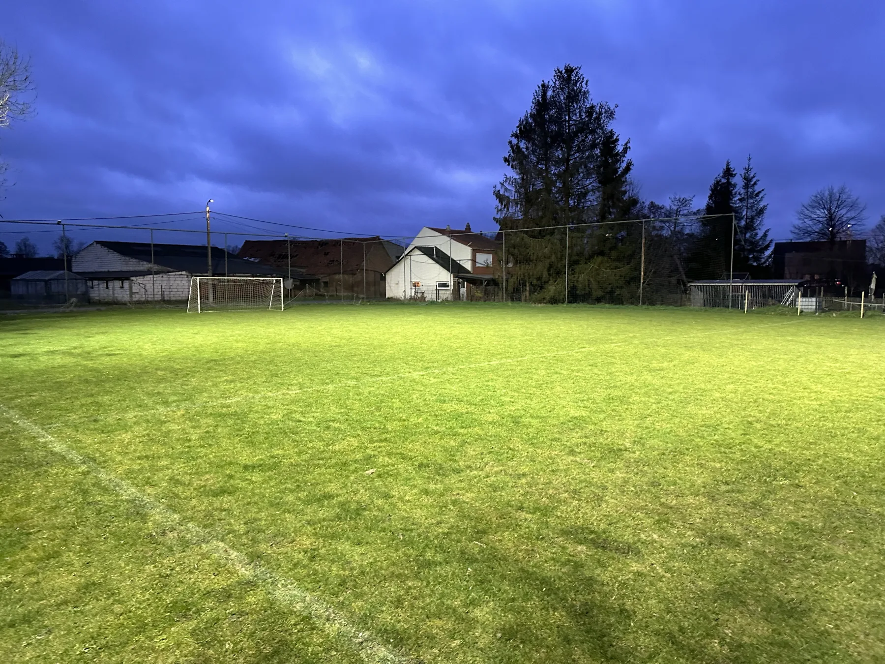 Uitvoering van de nieuwe terreinverlichting bij KVK Hingene