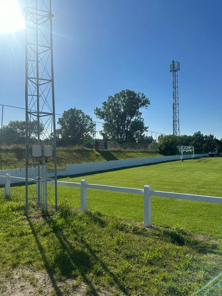 Uitvoering van de nieuwe terreinverlichting bij RC Meldert