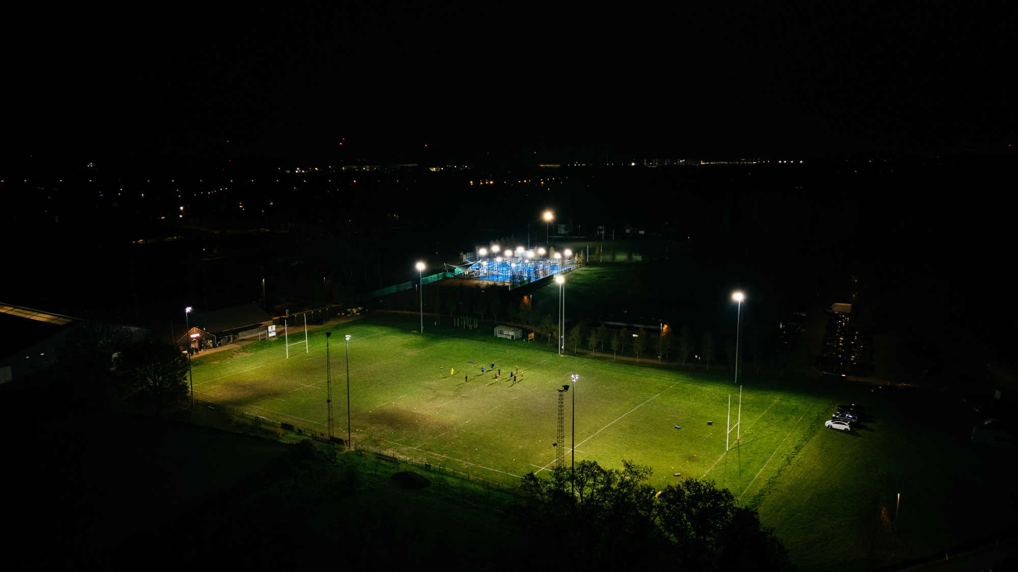 Breed avondzicht over Rugbyclub Laakdal