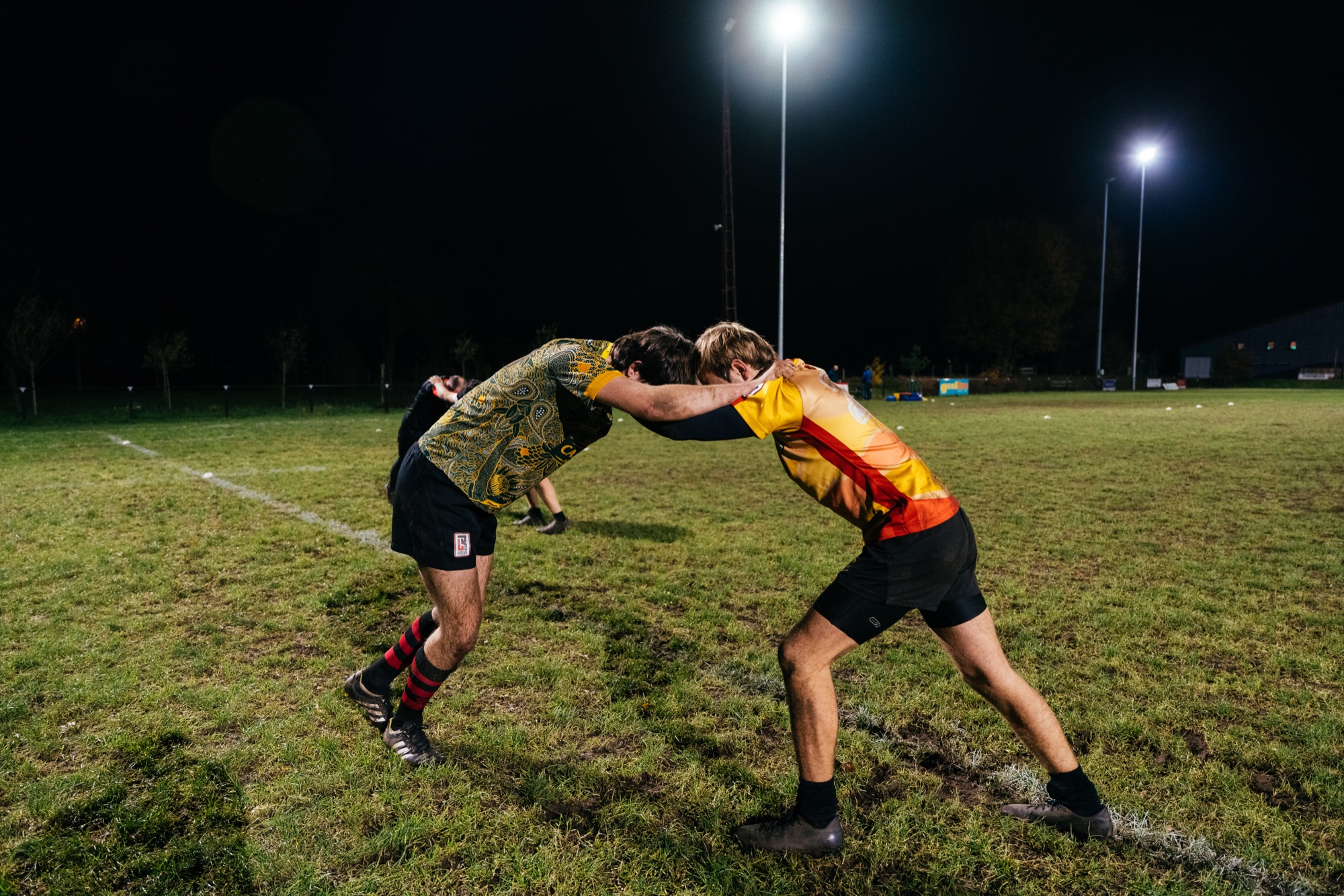 Contacttraining onder de sportverlichting bij Rugbyclub Laakdal