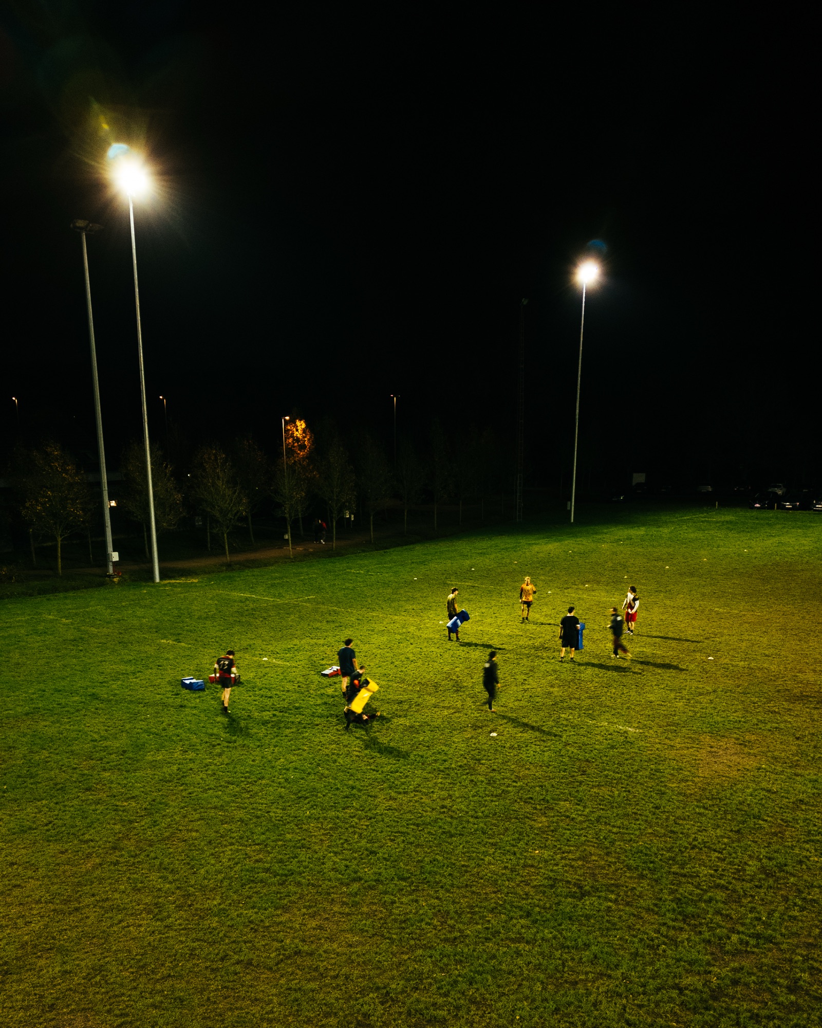 Avondtraining onder de lichtmasten in Laakdal
