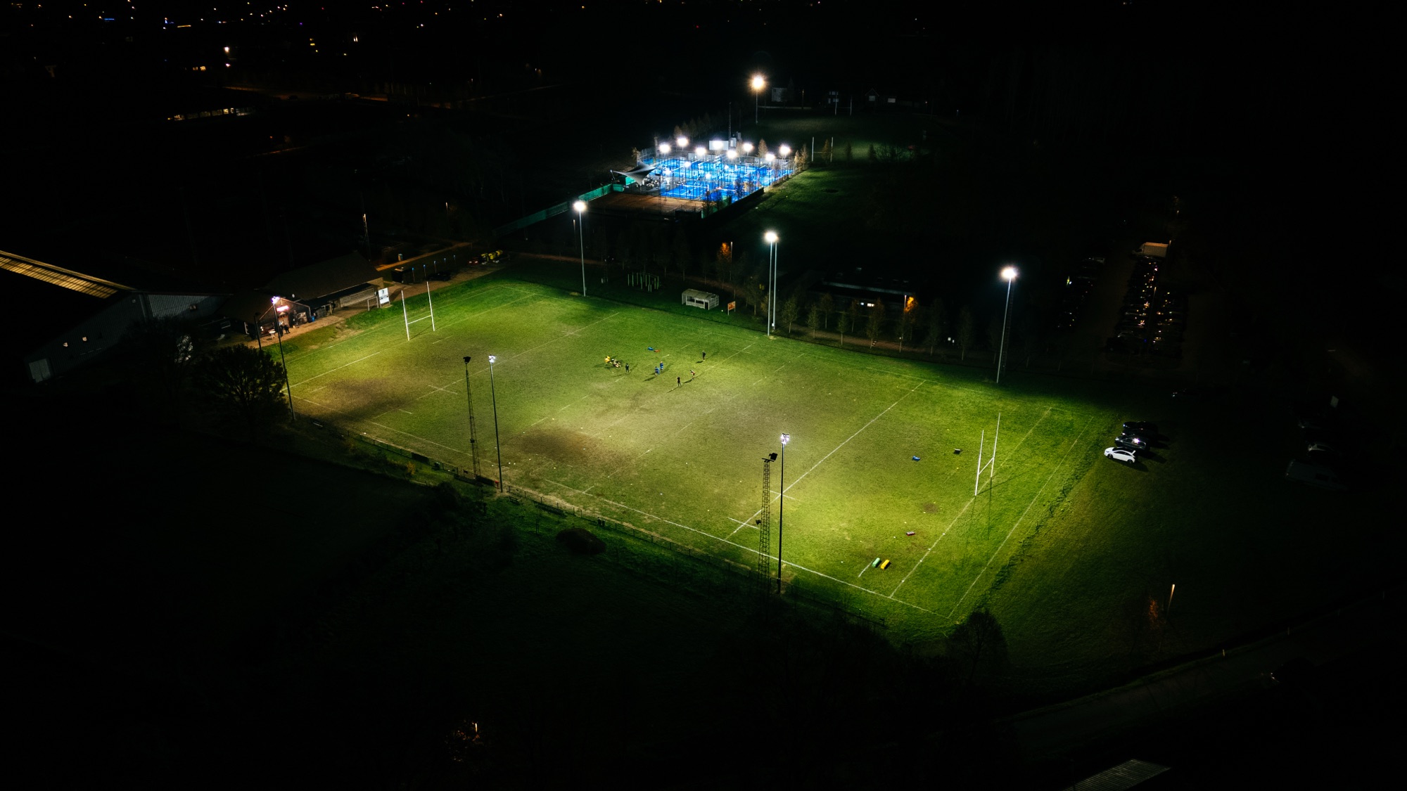 Het rugbyveld en de sportsite bij avond