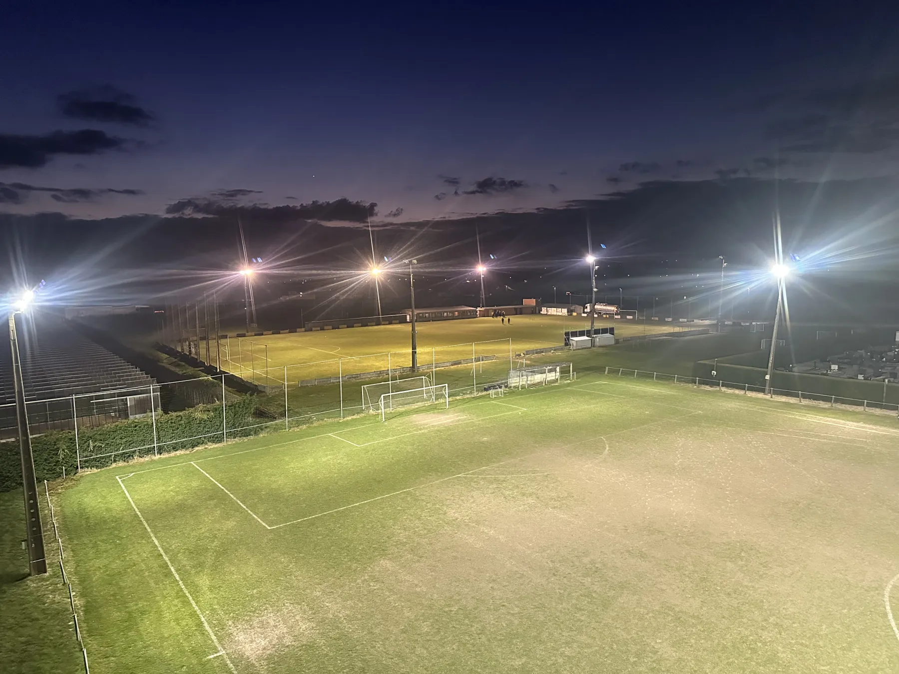 Uitvoering van de nieuwe terreinverlichting bij SK Rummen