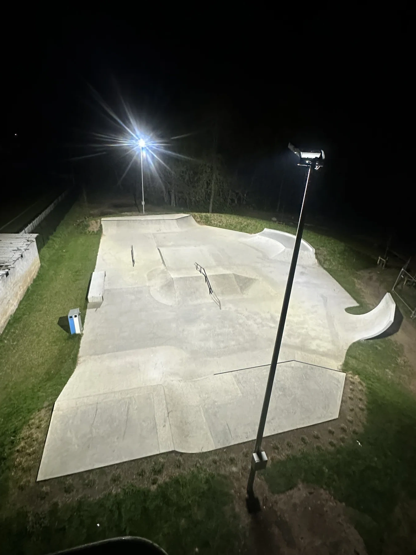 Het verlichte skatepark van Grobbendonk bij nacht