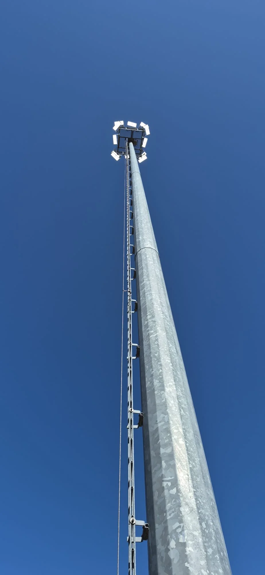 De behouden lichtmast van 24 meter bij Stad Peer
