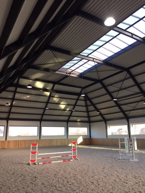 VNS-armaturen aan de dakconstructie van de rijhal