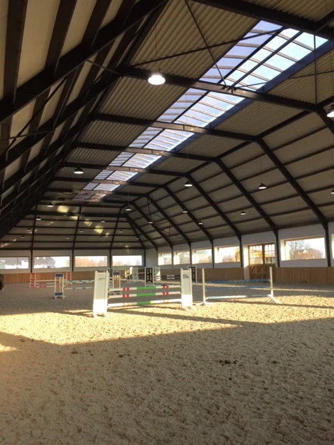 De rijpiste en hindernissen bij Stephex Stables