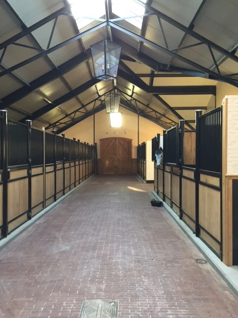 De stallengang bij Stephex Stables