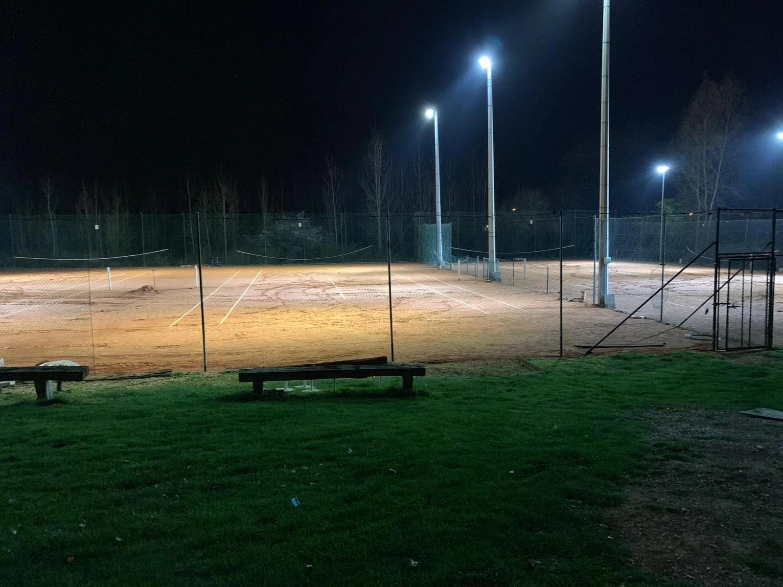 Technische oplossing voor de tennisverlichting bij TC Brakel