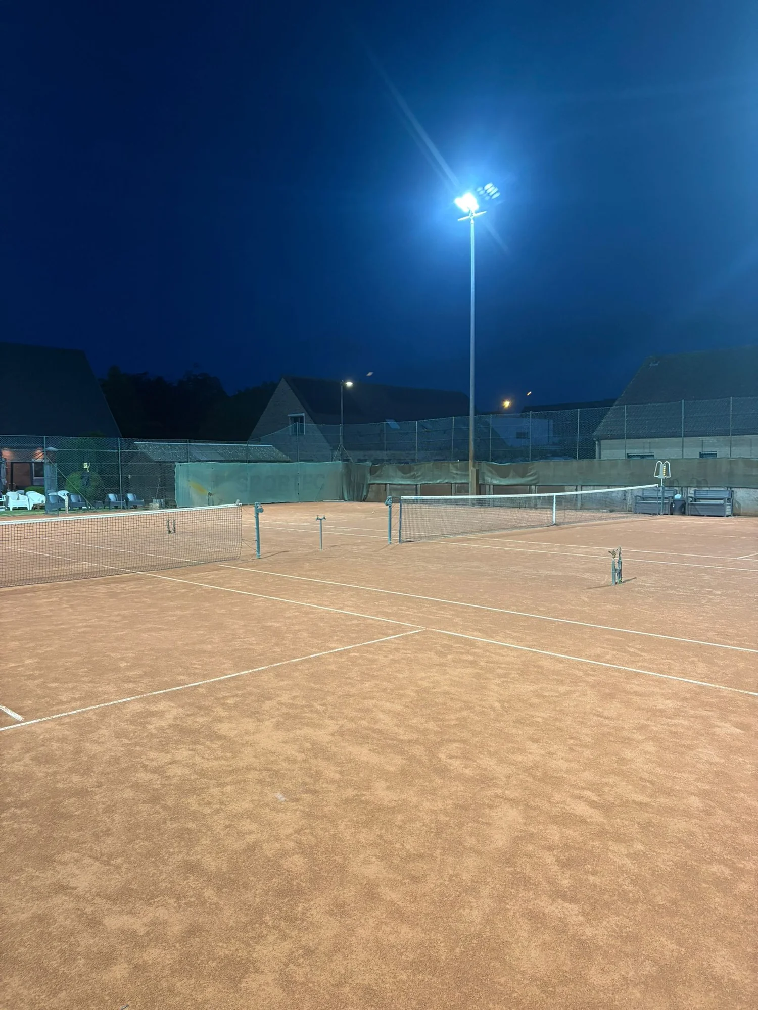 Nieuwe LED-verlichting langs de tennisbaan bij TC For Ever