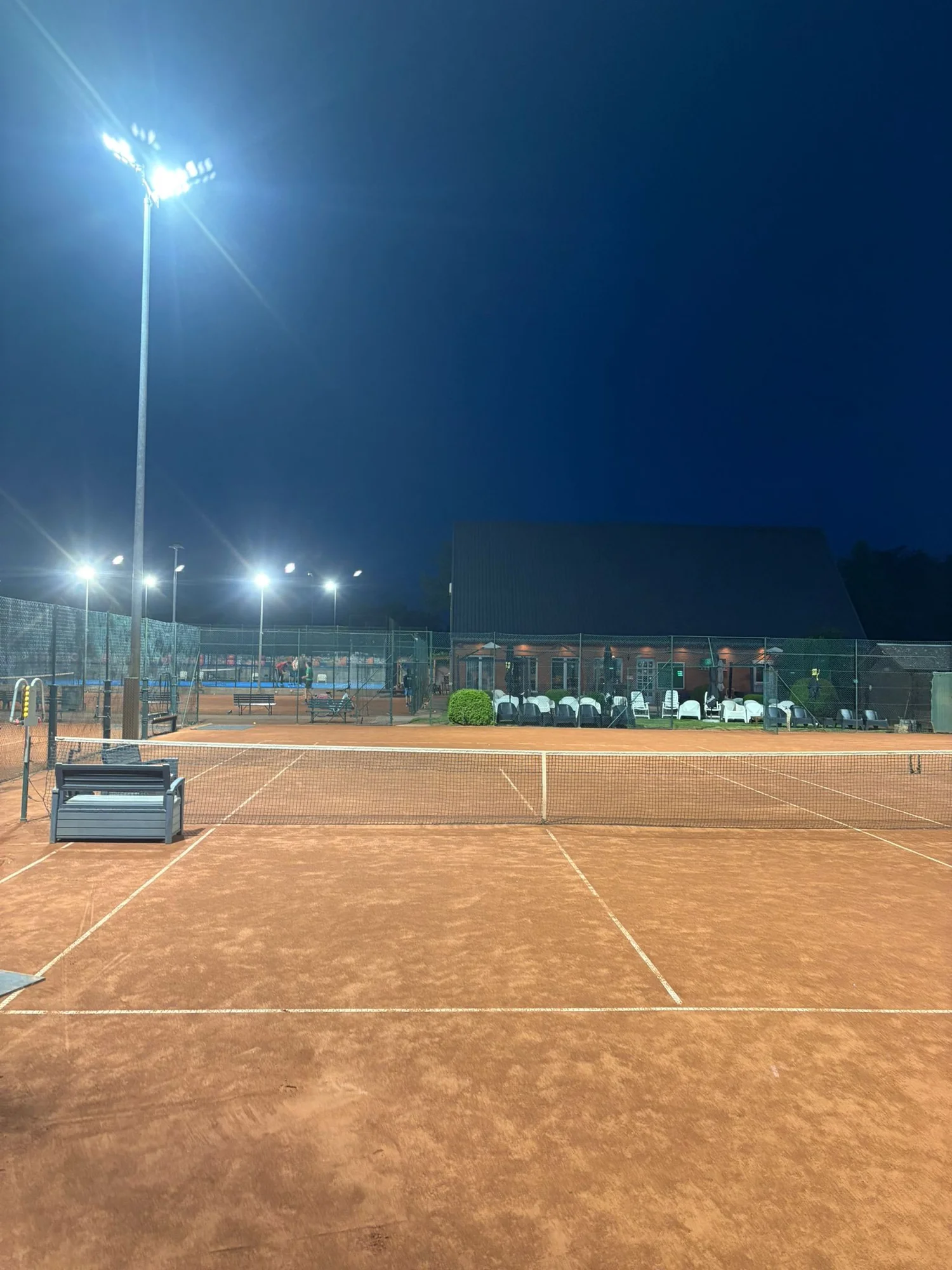 Tennissen onder de nieuwe verlichting bij TC For Ever