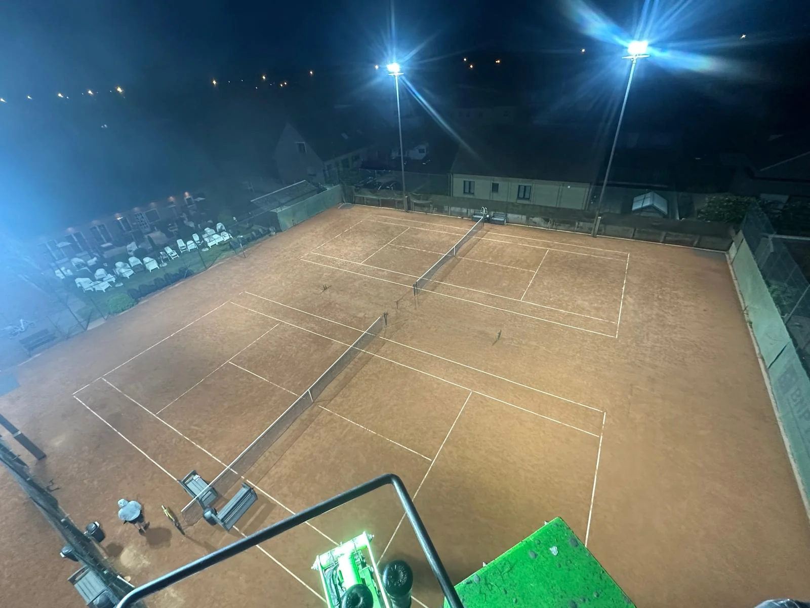 De verlichte tennisbanen vanuit de hoogte bij TC For Ever