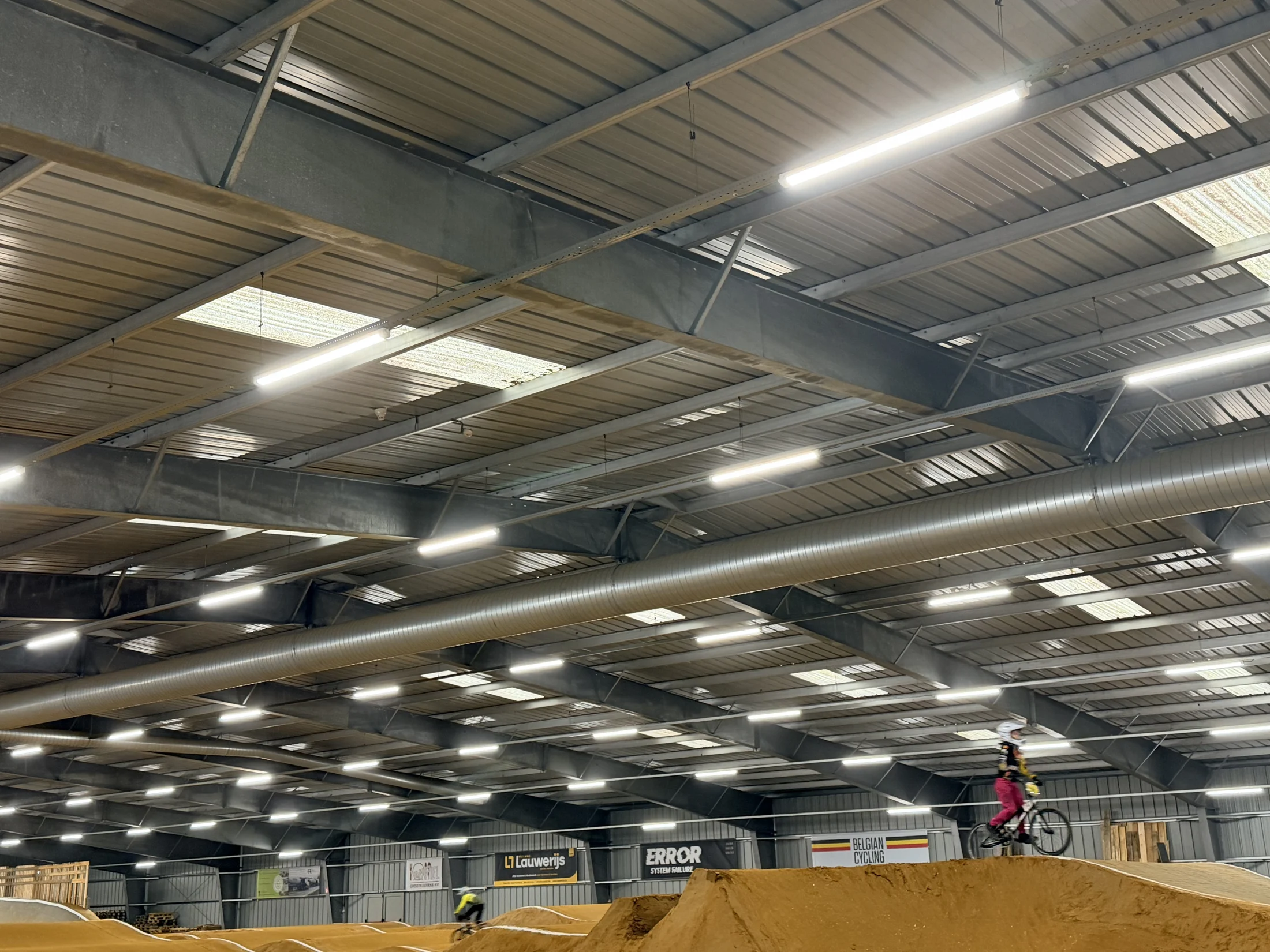 BMX-rijders op de baan onder de LED-armaturen in Triple 6 Base