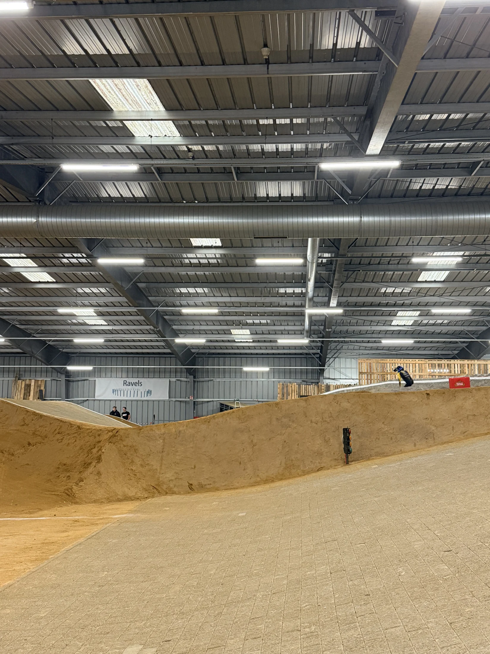 Rijen LED-armaturen boven de hellingen en bochten van de BMX-hal