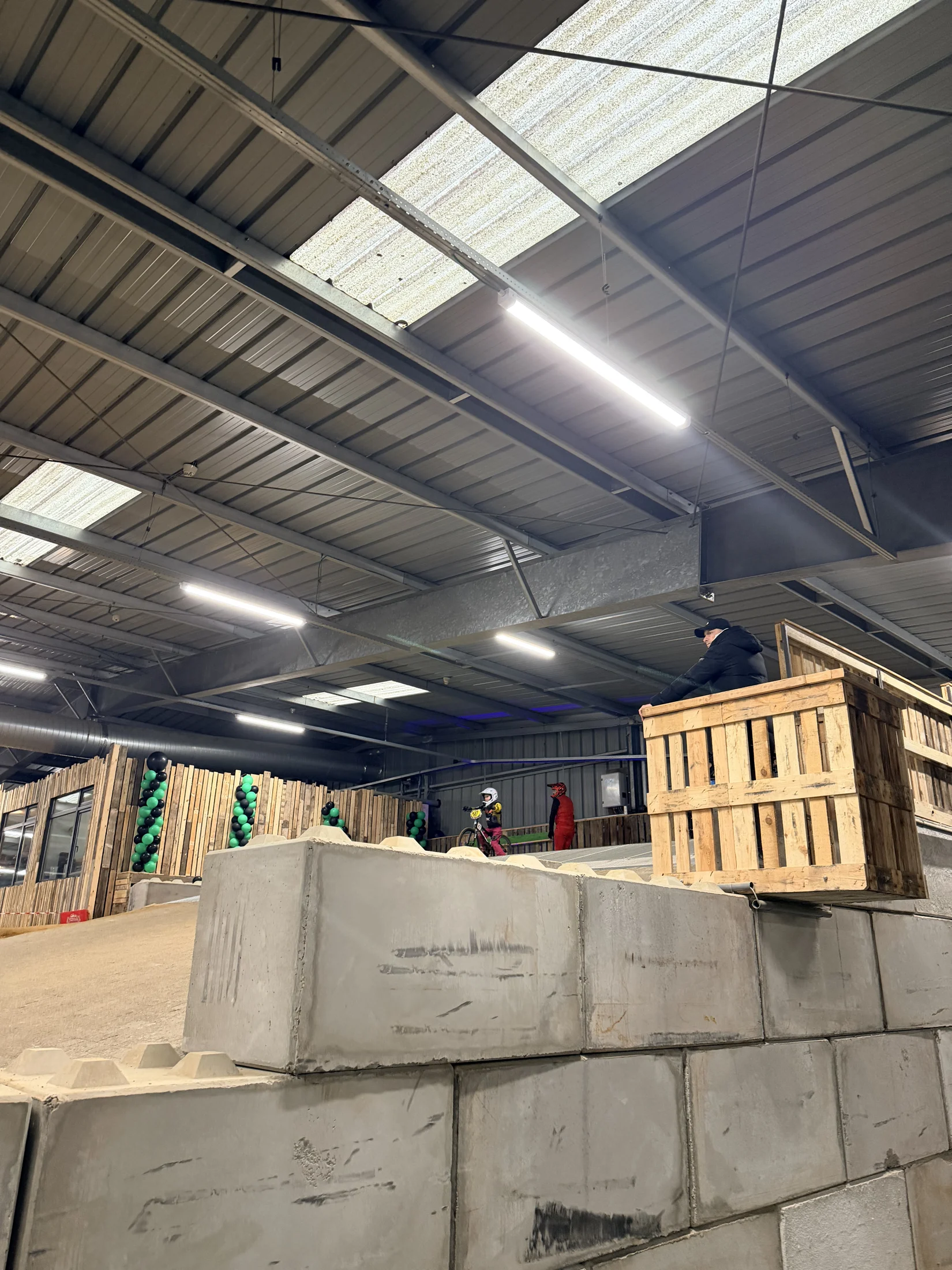 LED-armaturen boven de ruimte naast het BMX-parcours van Triple 6 Base
